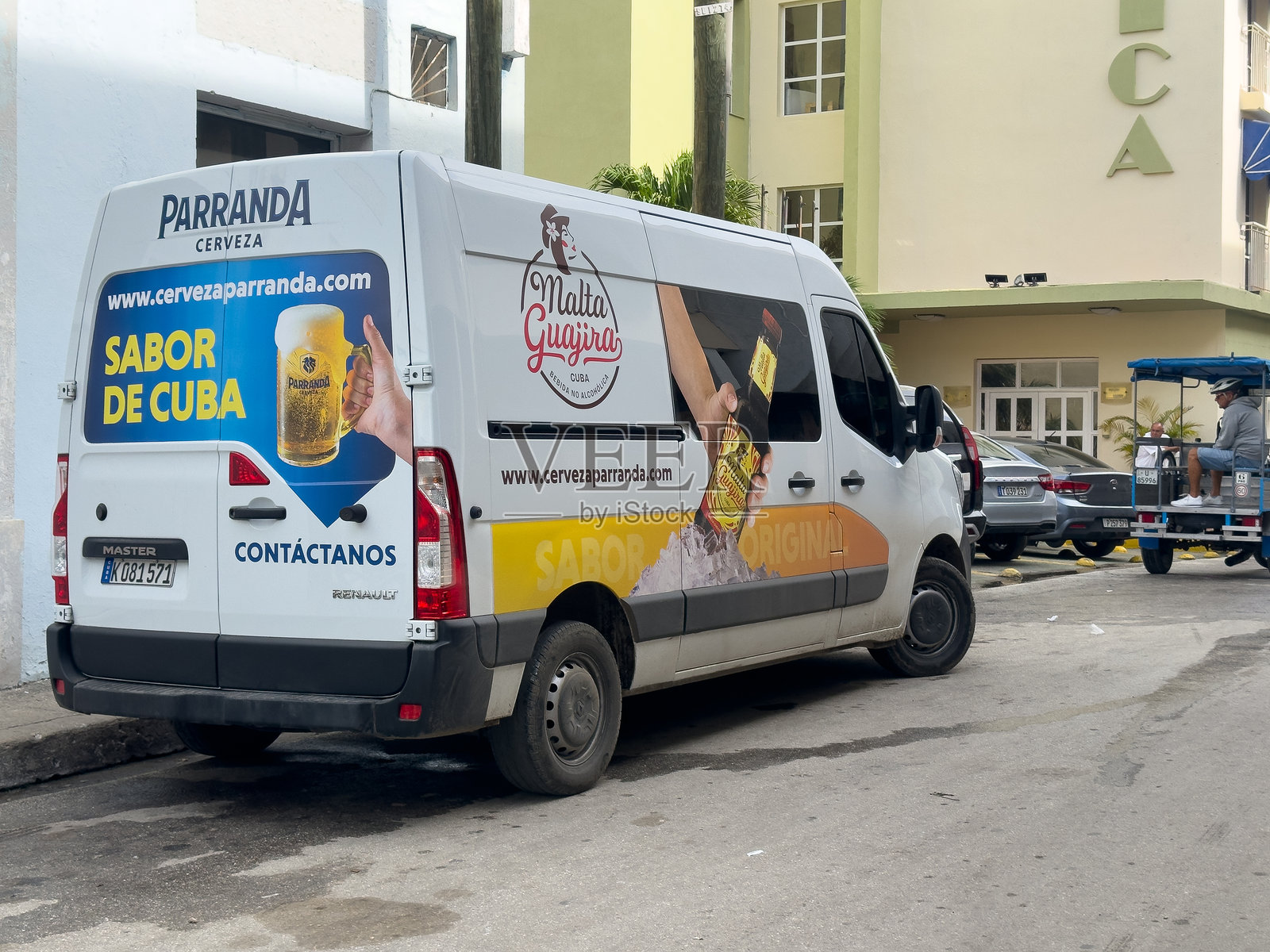 面包车啤酒广告照片摄影图片