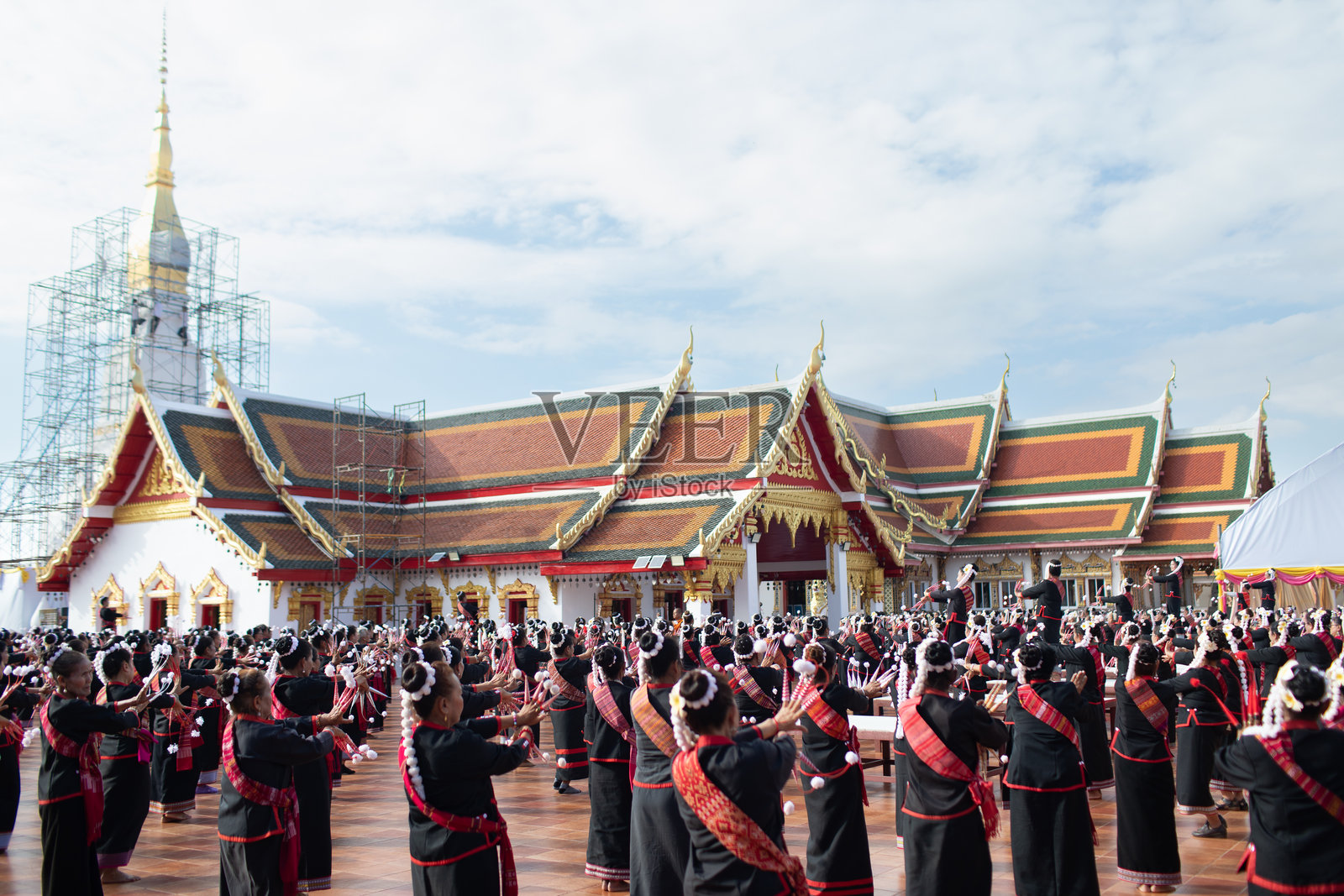 数百名穿着普泰服装的女性在普拉那寺为一年一度的祭祀仪式排练传统的泰国指甲舞。照片摄影图片