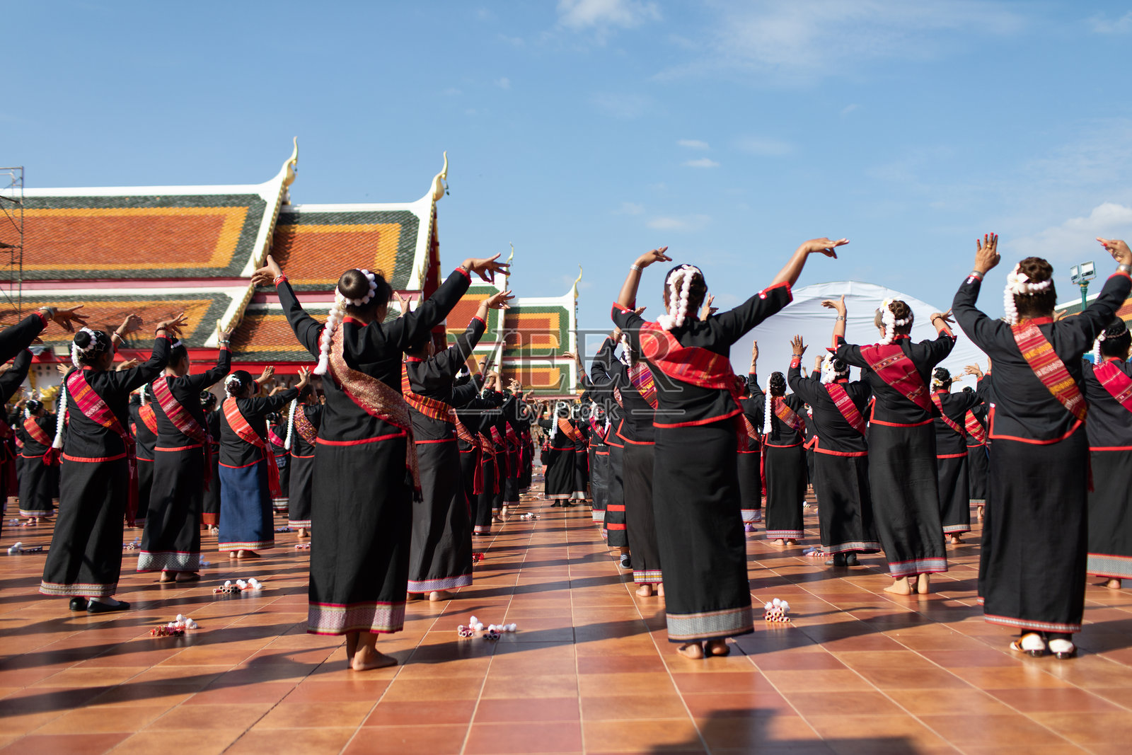 泰国萨孔那空的瓦普拉塔切迪春为年度功德仪式的彩排照片摄影图片