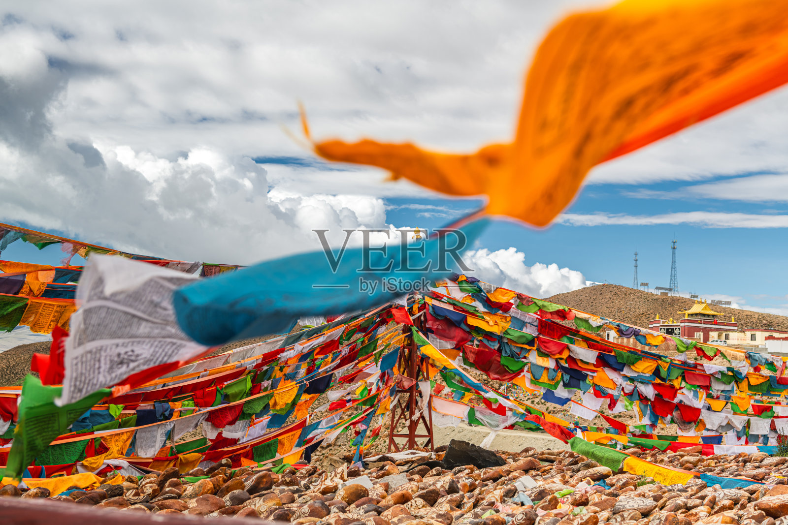 西藏的祈祷旗和神圣的玛纳萨罗瓦湖照片摄影图片