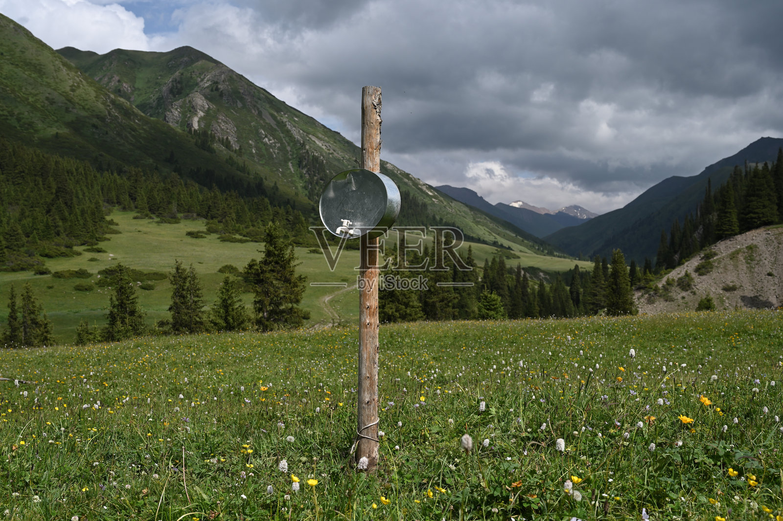 夏季多云天的山脉、草地和河流景观照片摄影图片