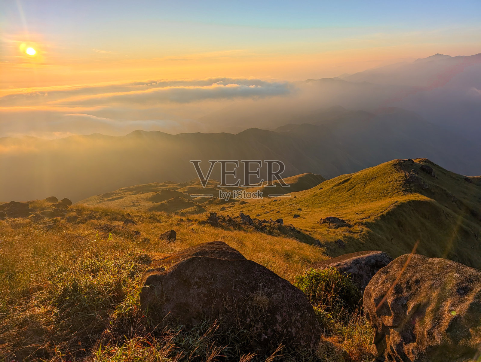 黎明时分的山脉氛围照片摄影图片