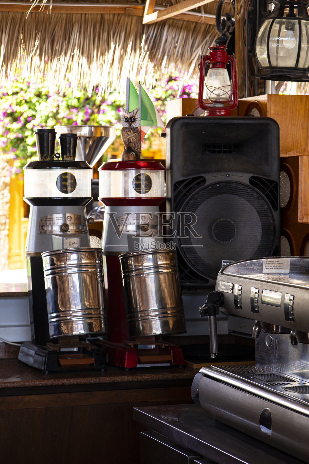 厨房台面上摆放着一排咖啡机和音响扬声器。照片摄影图片