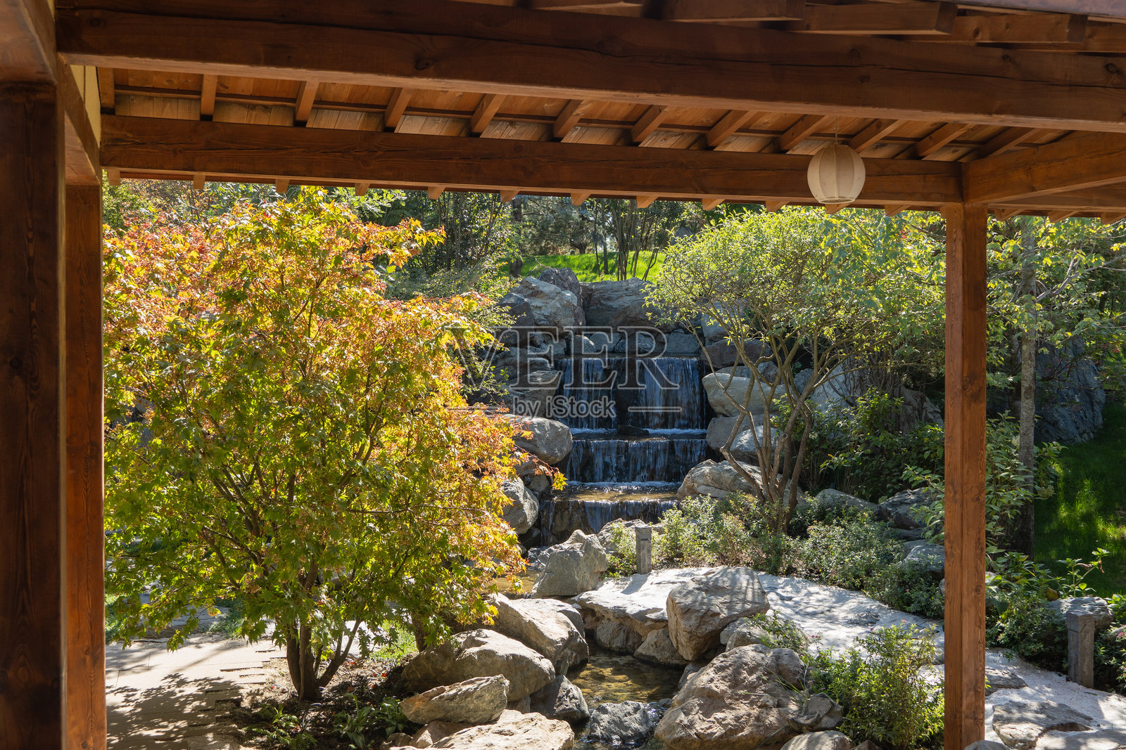 克拉斯诺达尔日本花园。三层瀑布在人工石河床中层叠而下。巨大的岩石自然地散布在河床上。克拉斯诺达尔公园或加利茨基公园。照片摄影图片