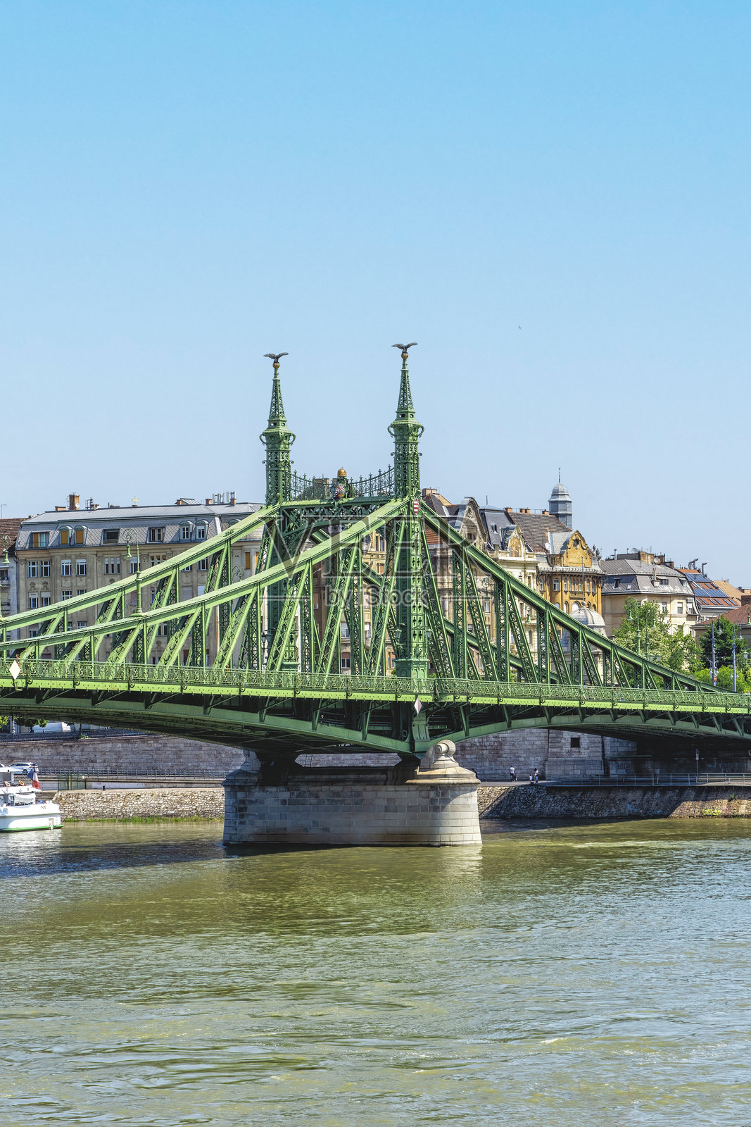 匈牙利布达佩斯多瑙河上的绿色自由桥（Szabadsag Hid）。照片摄影图片