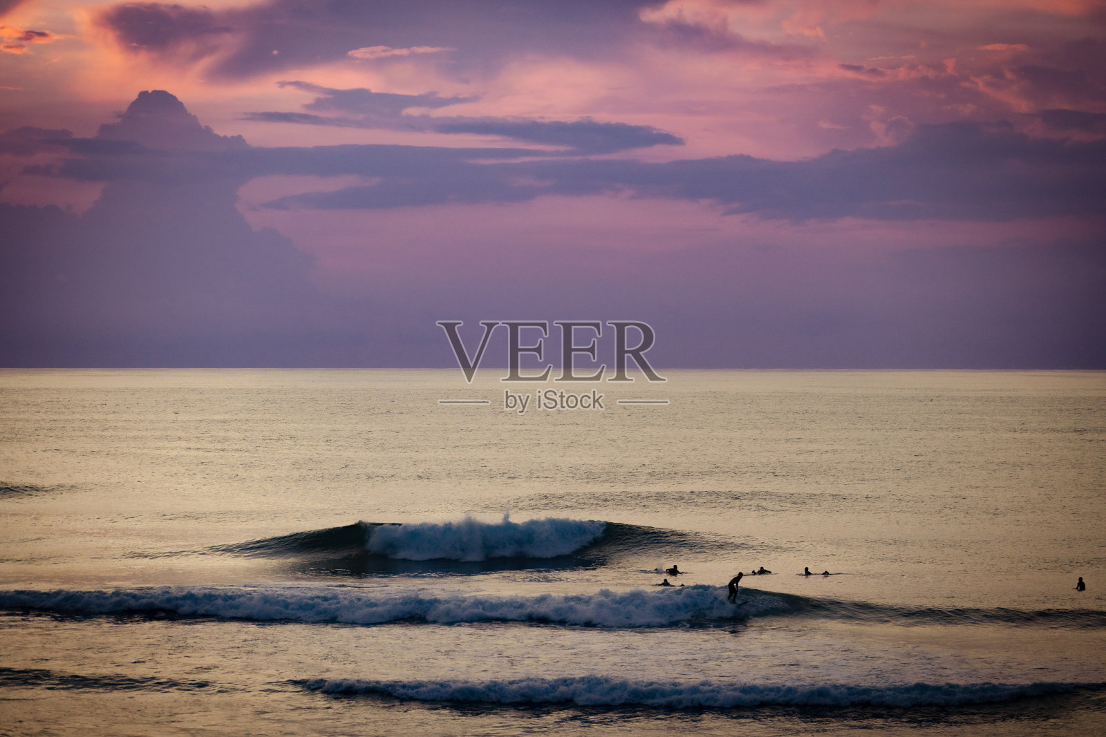 巴厘岛乌鲁瓦图海滩的日落景色。照片摄影图片