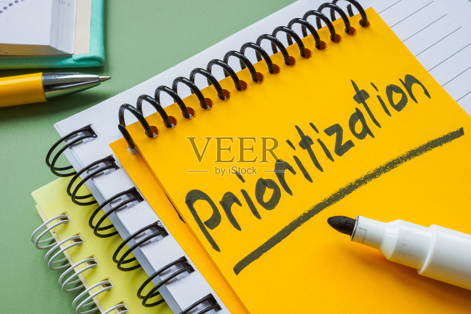 笔记本中的优先级说明。时间管理和任务组织。照片摄影图片