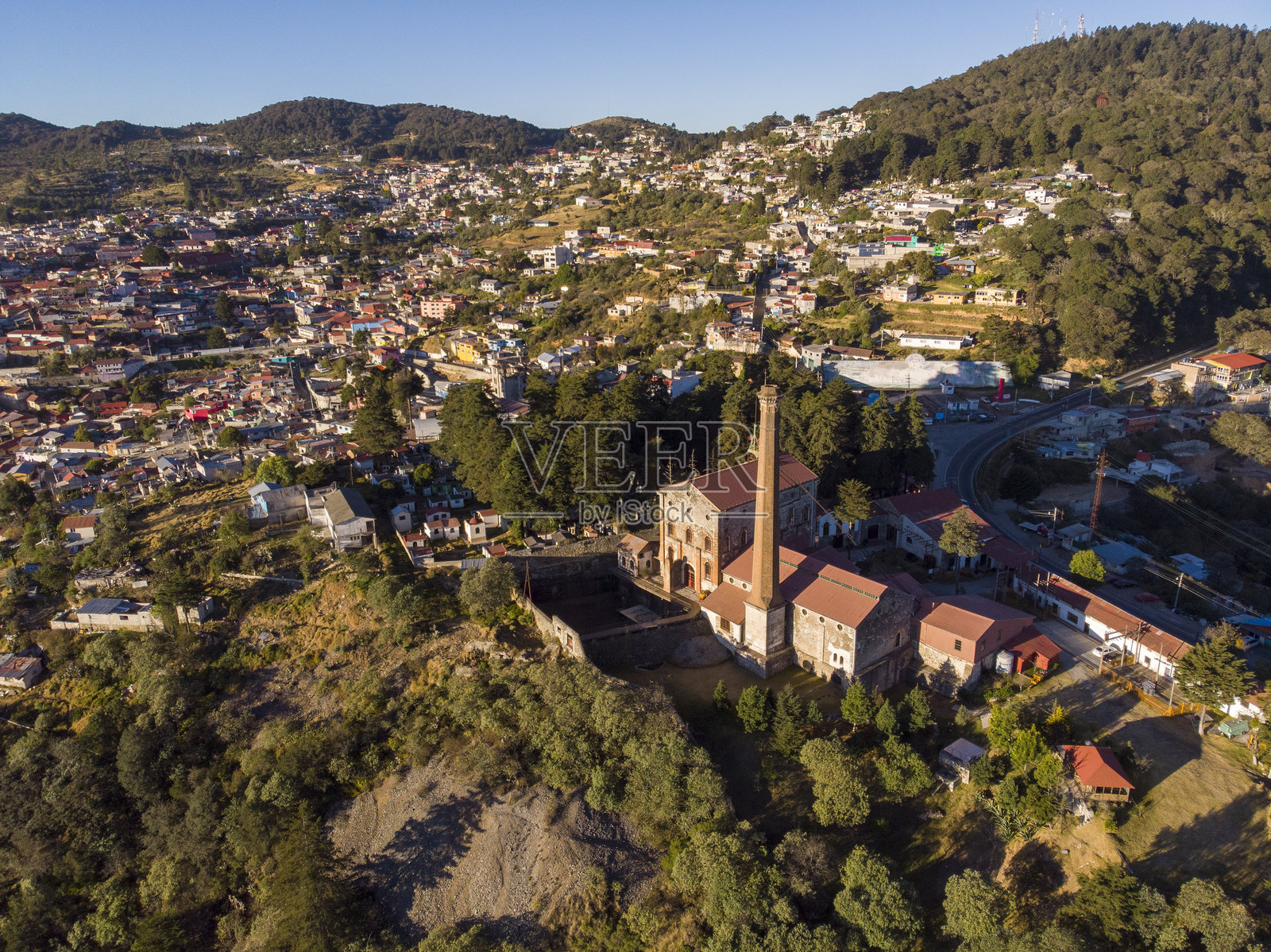 墨西哥伊达尔戈州的真实德蒙特，老英国银矿，航拍镜头。日出时的魔法城市。照片摄影图片