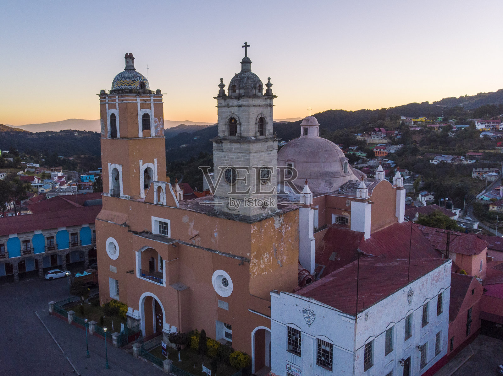 墨西哥伊达尔戈州的真实德尔蒙特空中无人机拍摄。日出时分的魔法城市，靠近帕丘卡市。照片摄影图片
