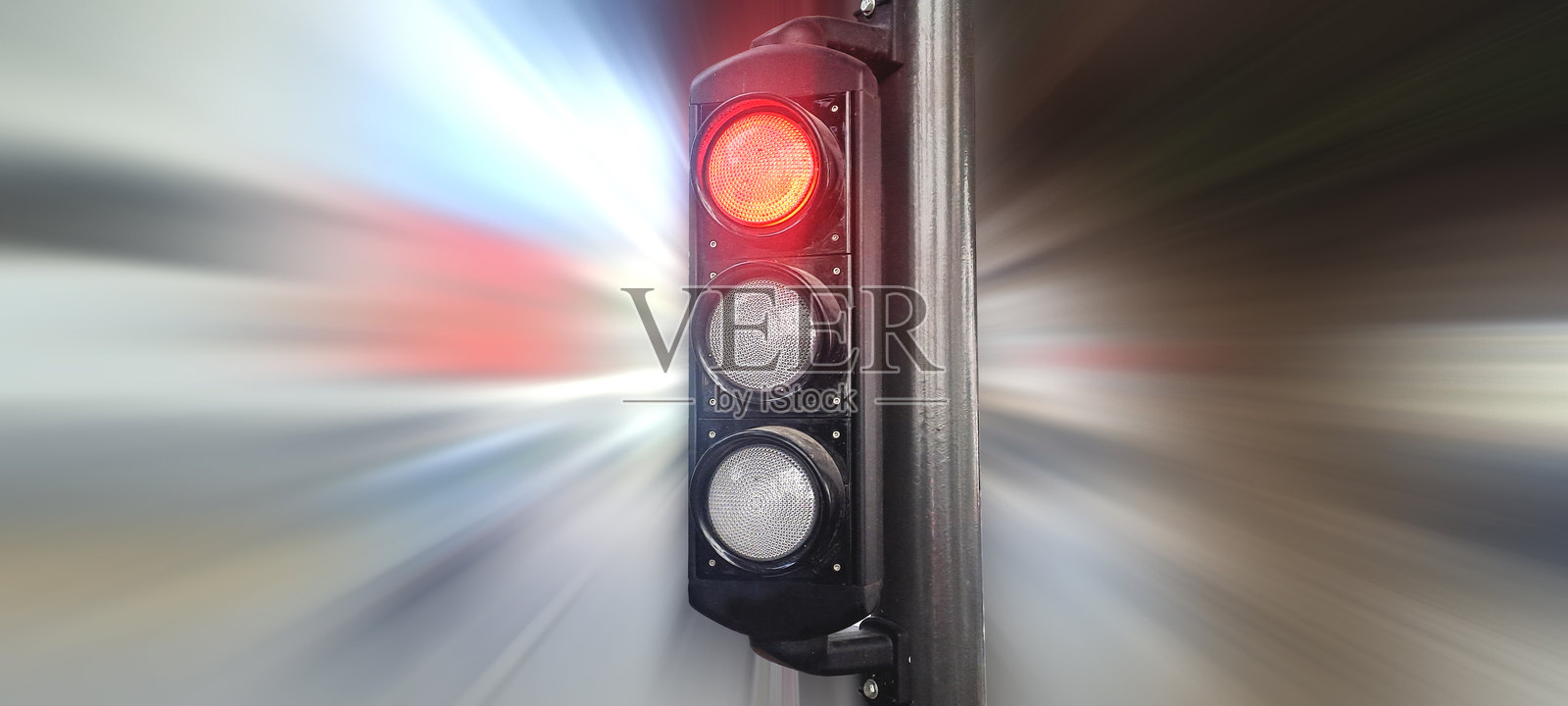 红色交通信号灯显示停止信号，背景模糊照片摄影图片