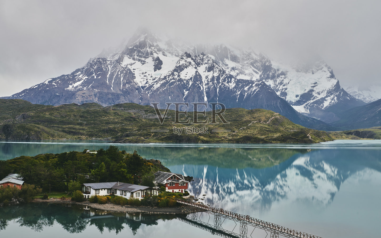 湖光山色，白雪皑皑照片摄影图片