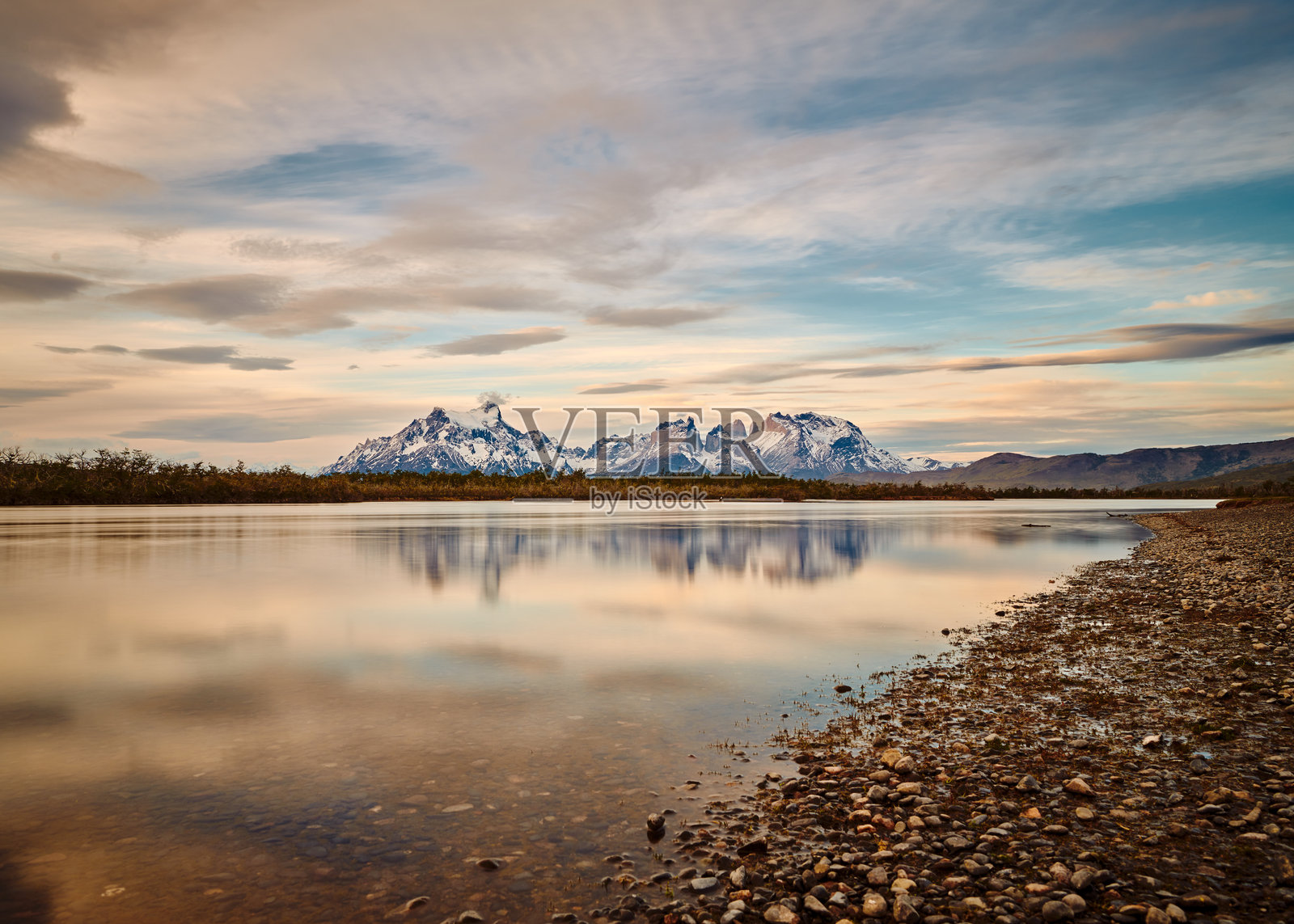 日落时湖泊的风景照片摄影图片
