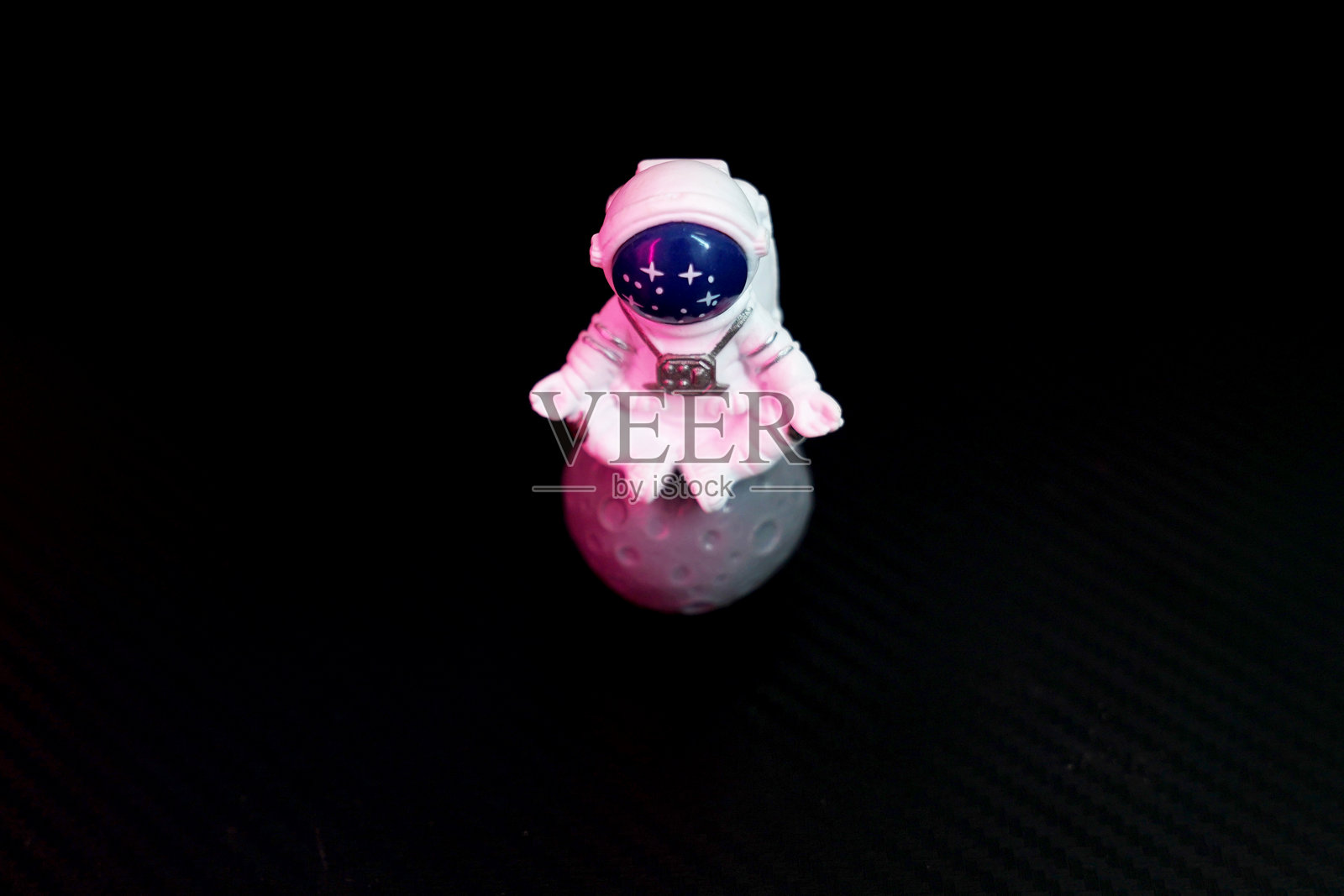 黑色背景上的宇航员玩具照片摄影图片
