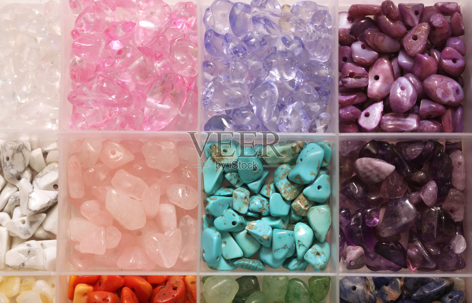 各种颜色的宝石以网格布局排列。照片摄影图片