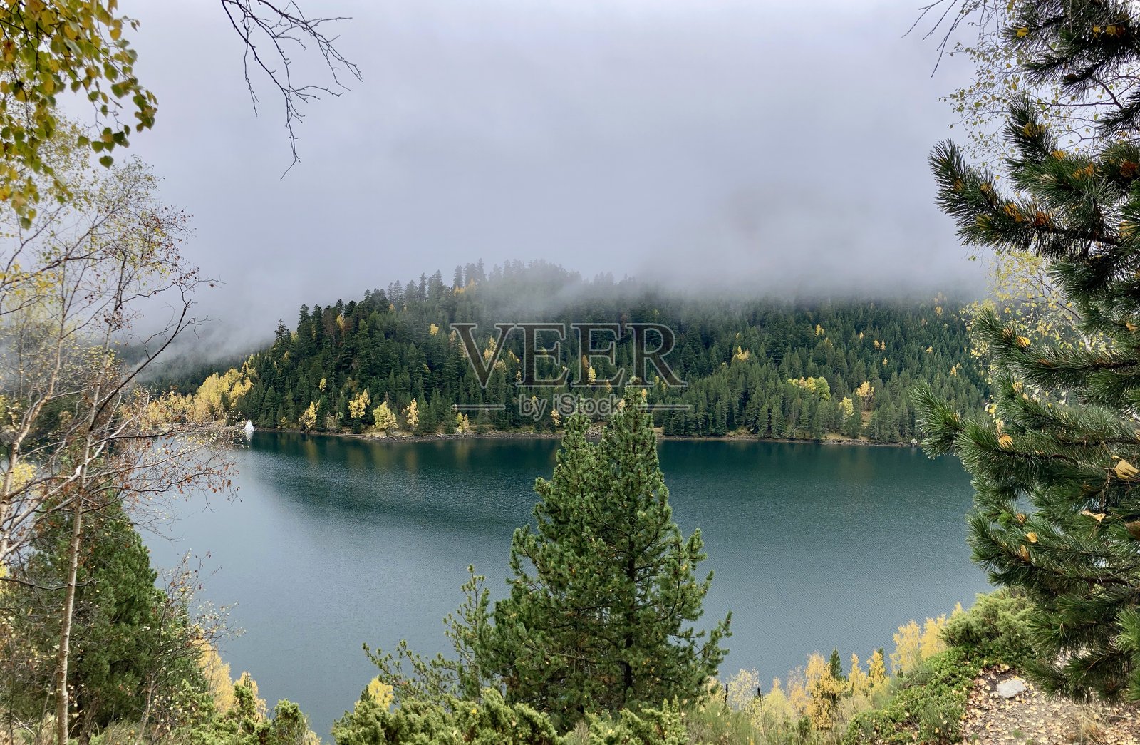 西班牙加泰罗尼亚的秋季比利牛斯山景色照片摄影图片