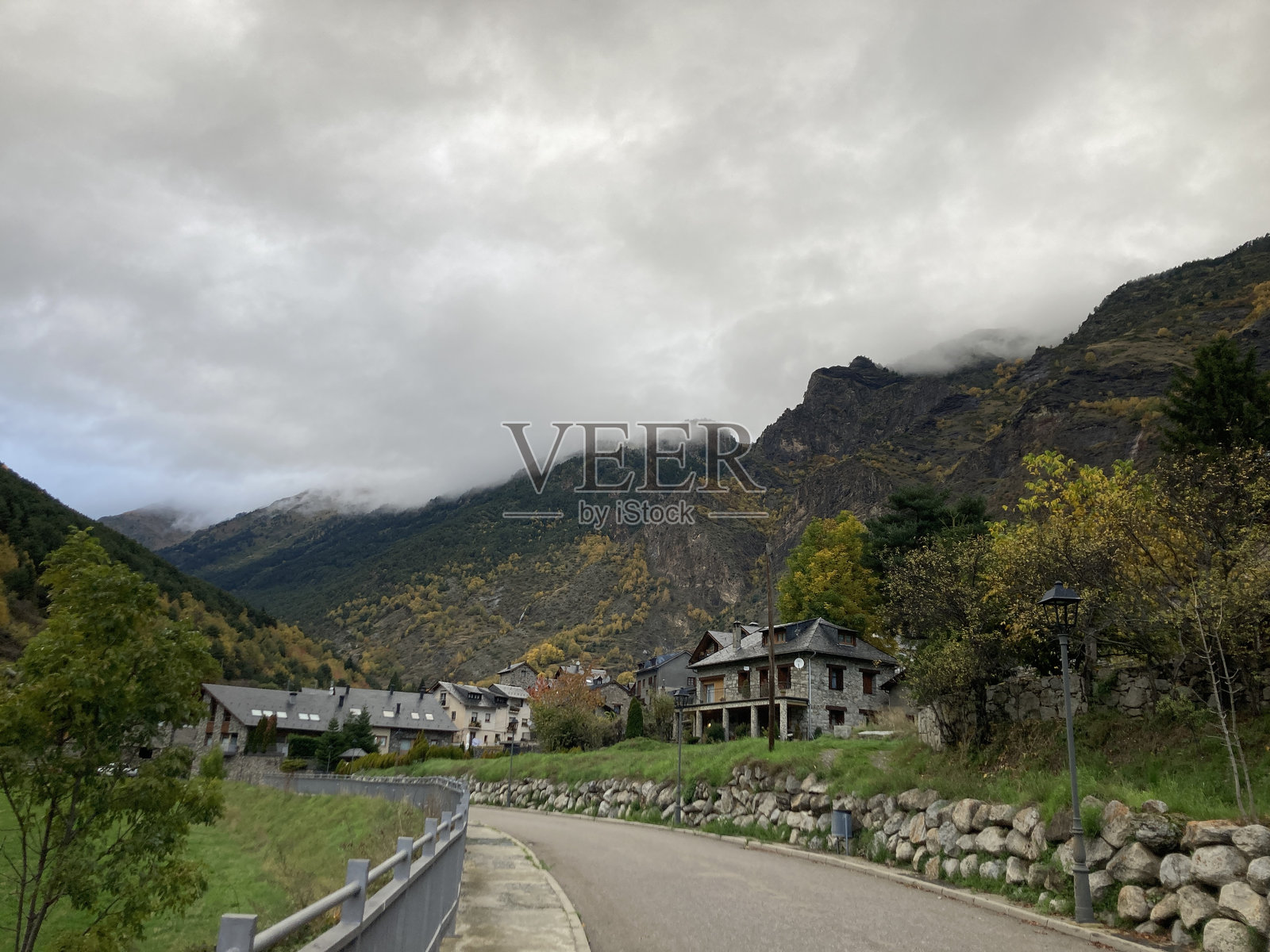 西班牙加泰罗尼亚的秋季比利牛斯山景色照片摄影图片