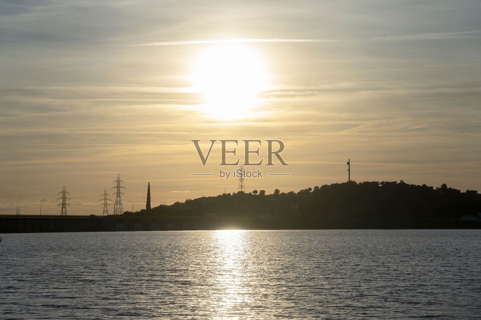 平静湖面上的日落景色照片摄影图片