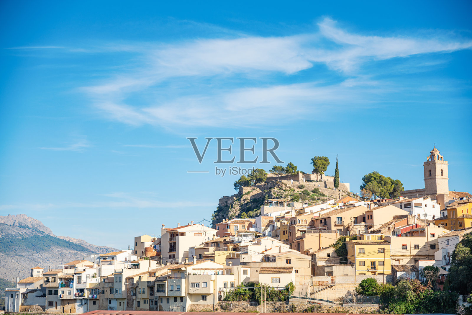 西班牙阿利坎特的波洛普海滨的钟楼和建筑物照片摄影图片