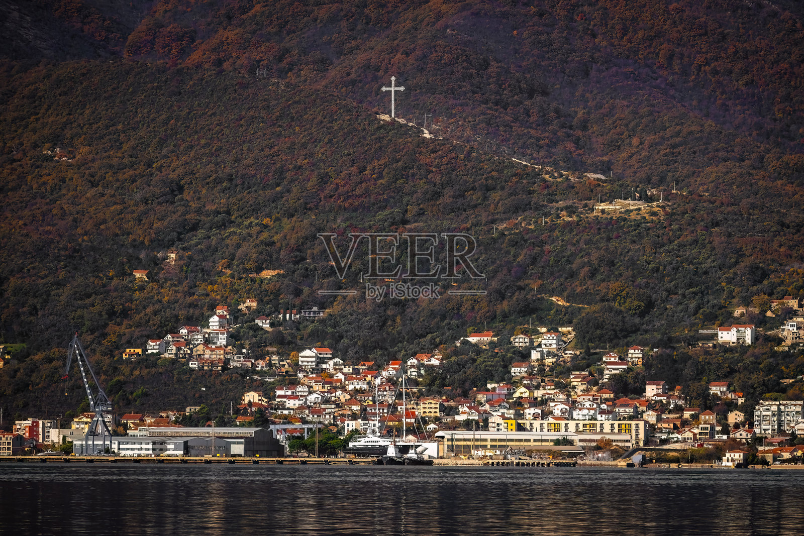 黑山山区郊区风景如画的景观照片摄影图片