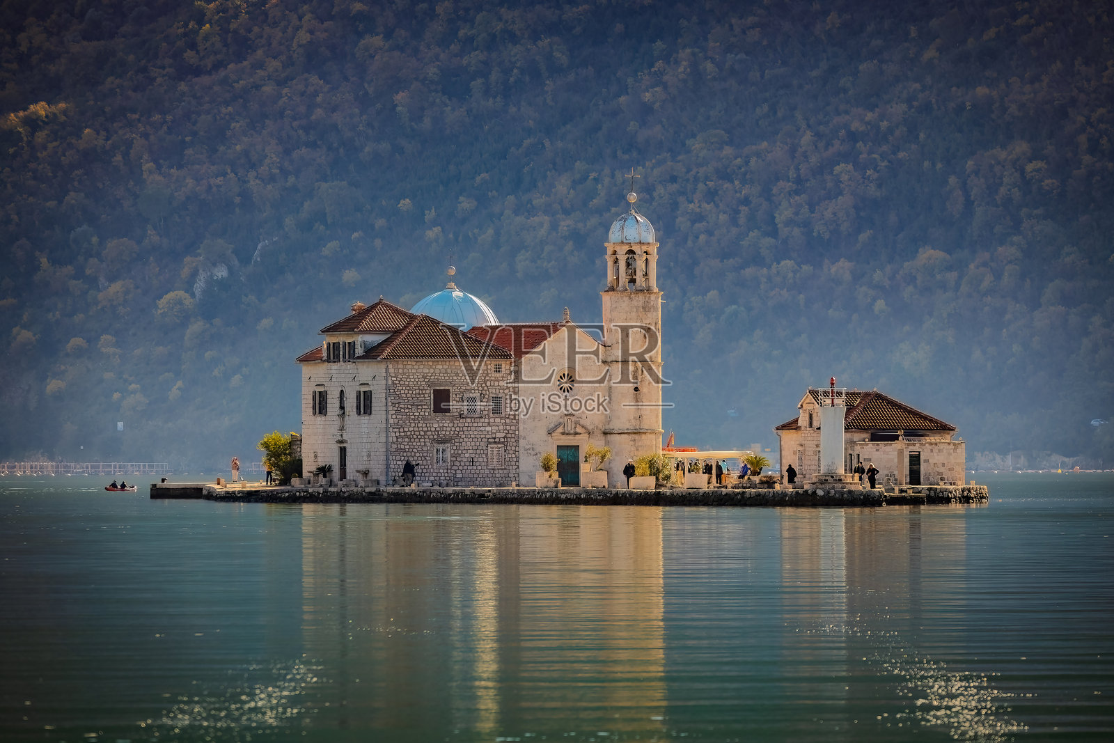 早晨阳光下的斯克尔皮耶拉圣母教堂美景照片摄影图片