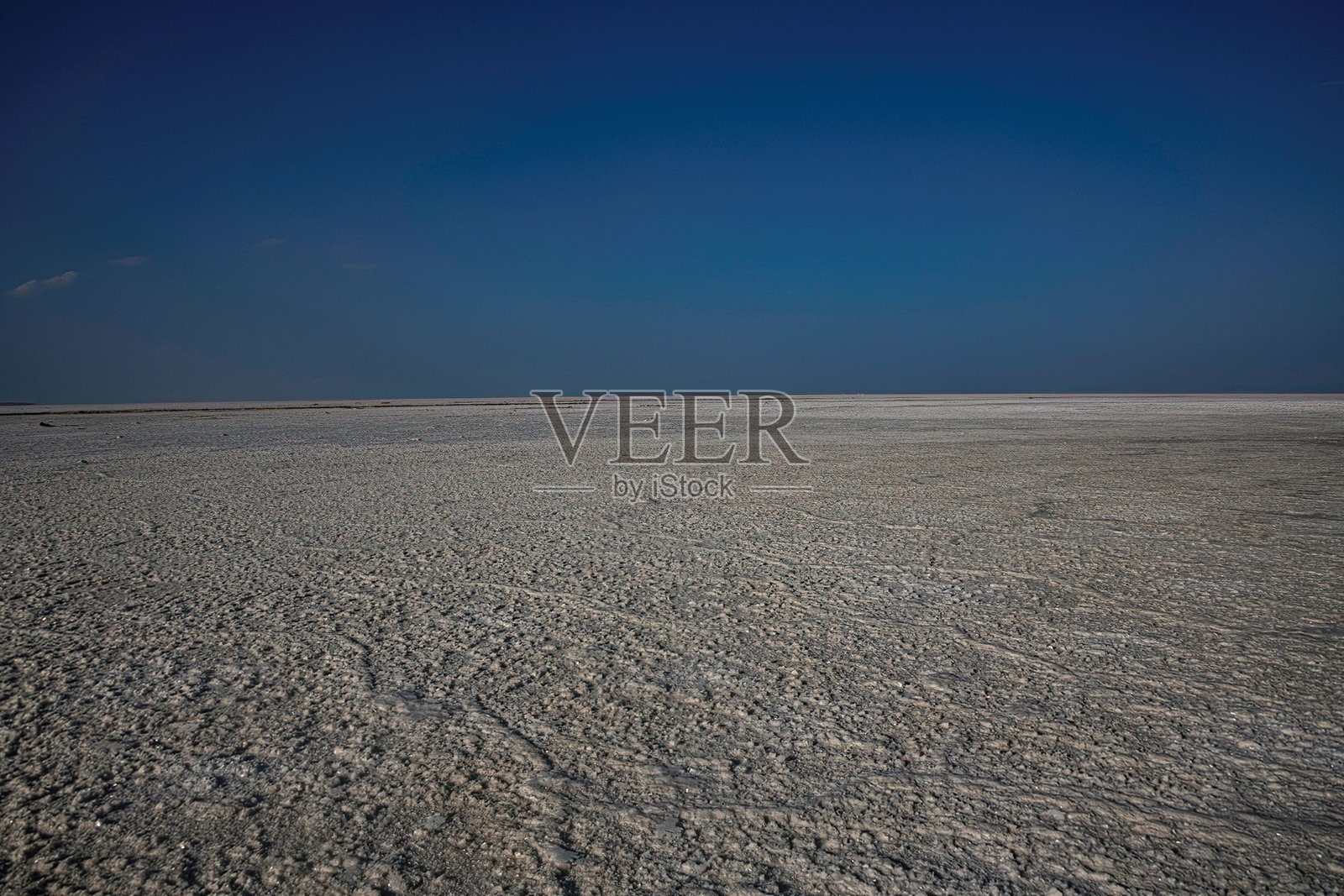 埃塞俄比亚达纳基尔洼地的盐湖照片摄影图片