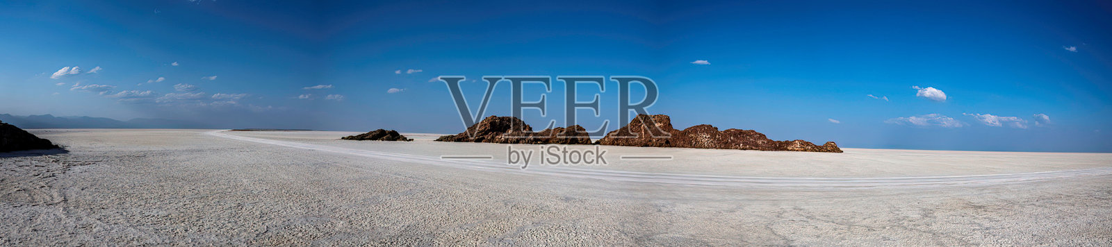 埃塞俄比亚达纳基尔洼地的盐湖照片摄影图片