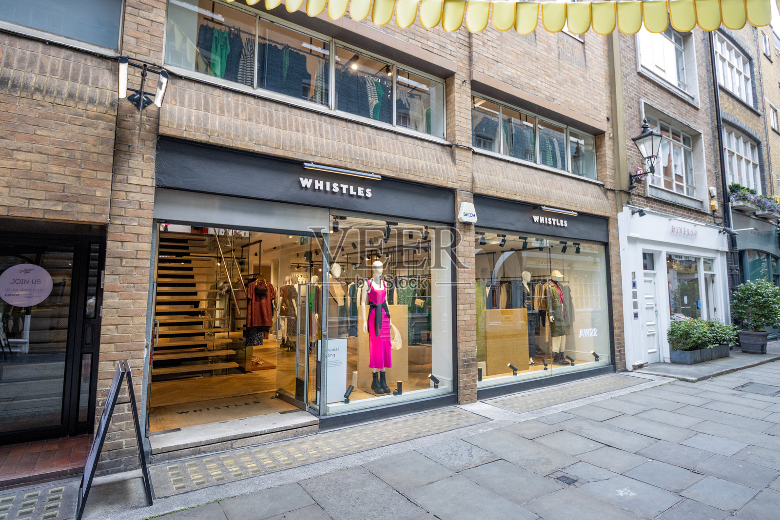 伦敦威斯敏斯特市玛丽勒本圣克里斯托弗广场的口哨声照片摄影图片