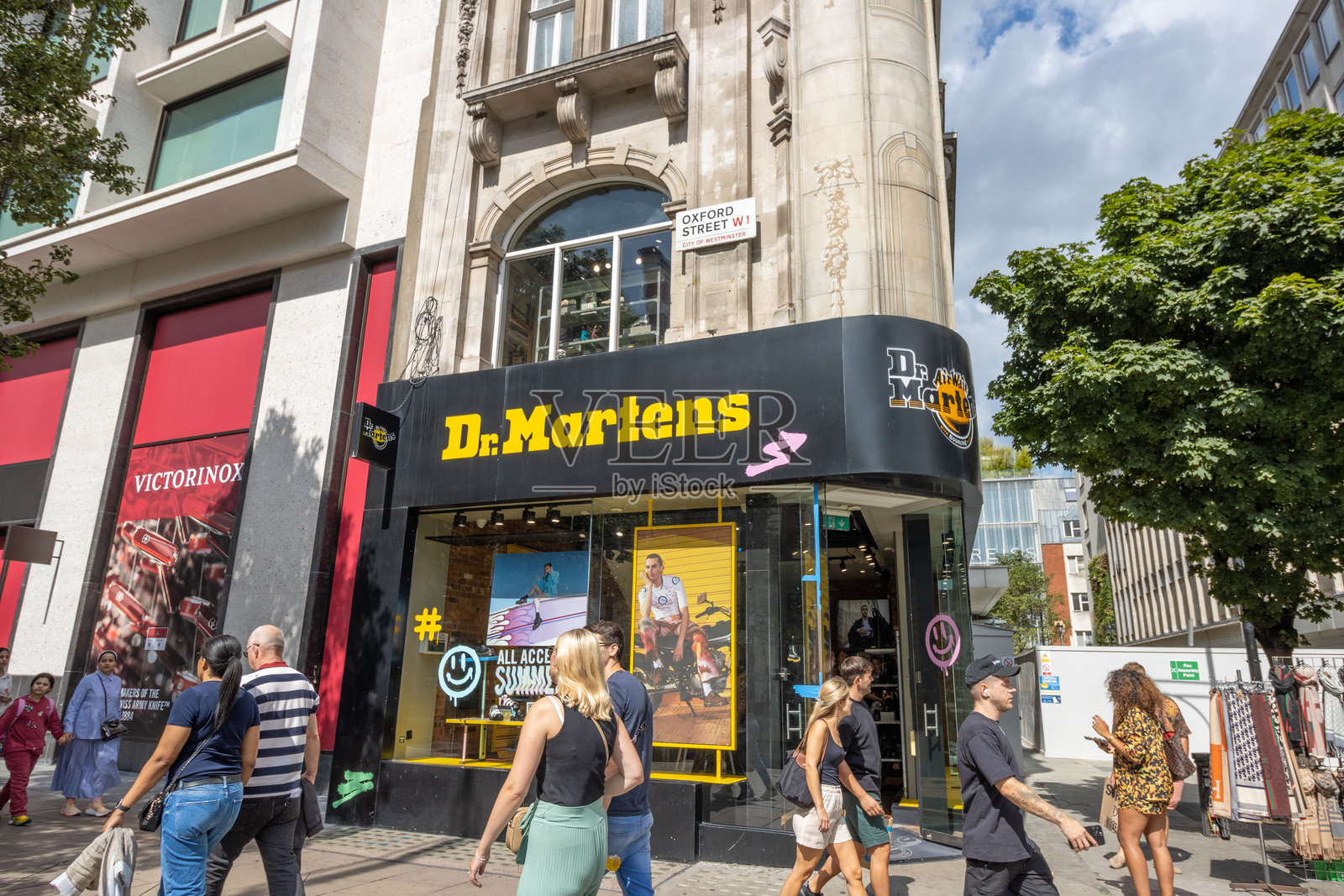 伦敦威斯敏斯特市牛津街上的马丁博士鞋店照片摄影图片