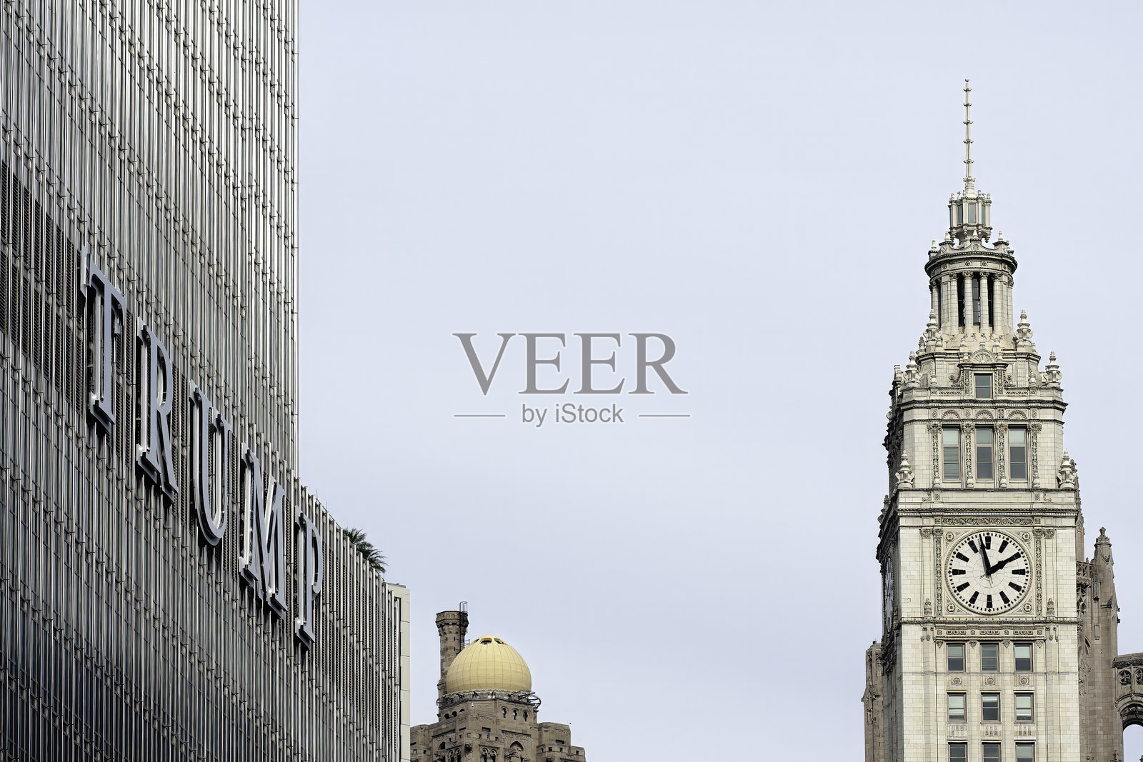 特朗普大厦、维格利大厦和洋葱圆顶照片摄影图片