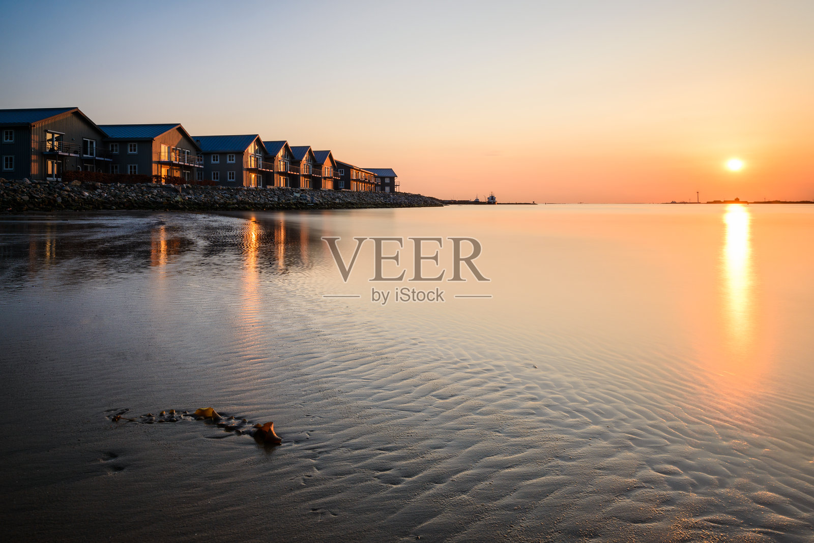 海边建筑的日落照片摄影图片