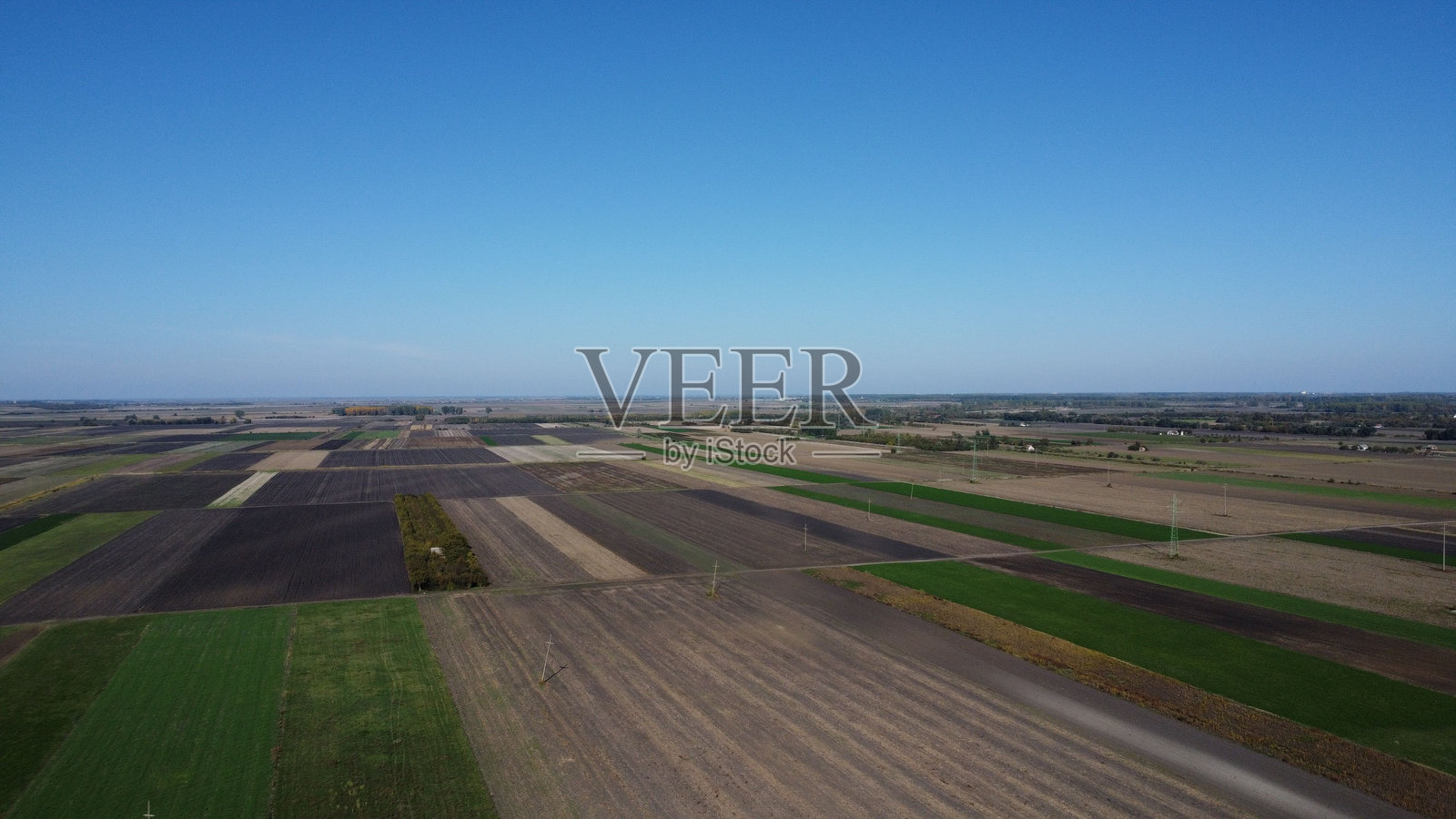 广阔农田的鸟瞰图，展示了多样化的农作物田地。照片摄影图片