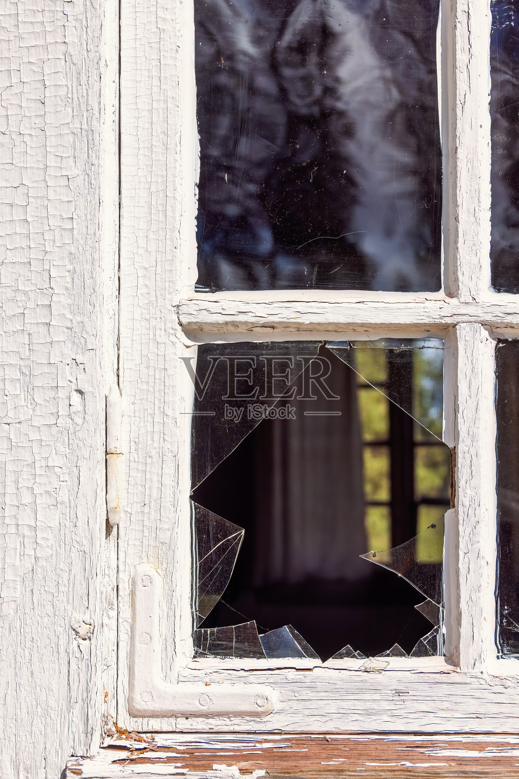 破碎的玻璃窗户在小屋上照片摄影图片