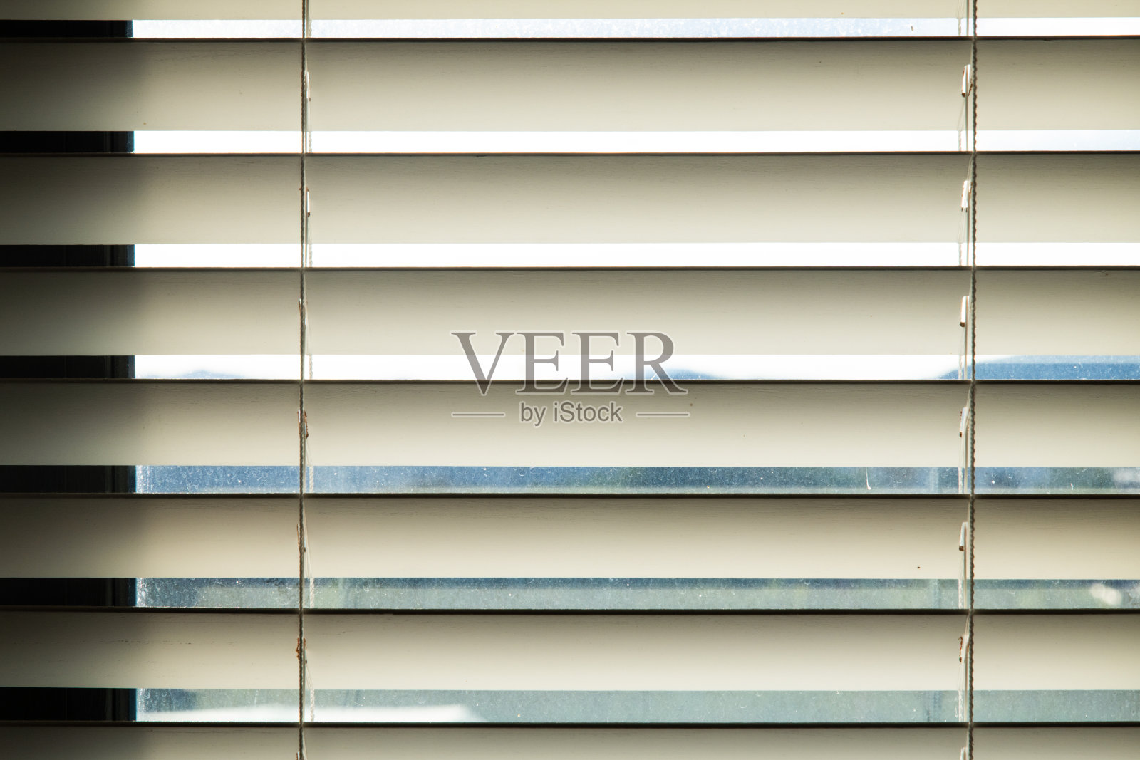 窗户上的百叶窗照片摄影图片