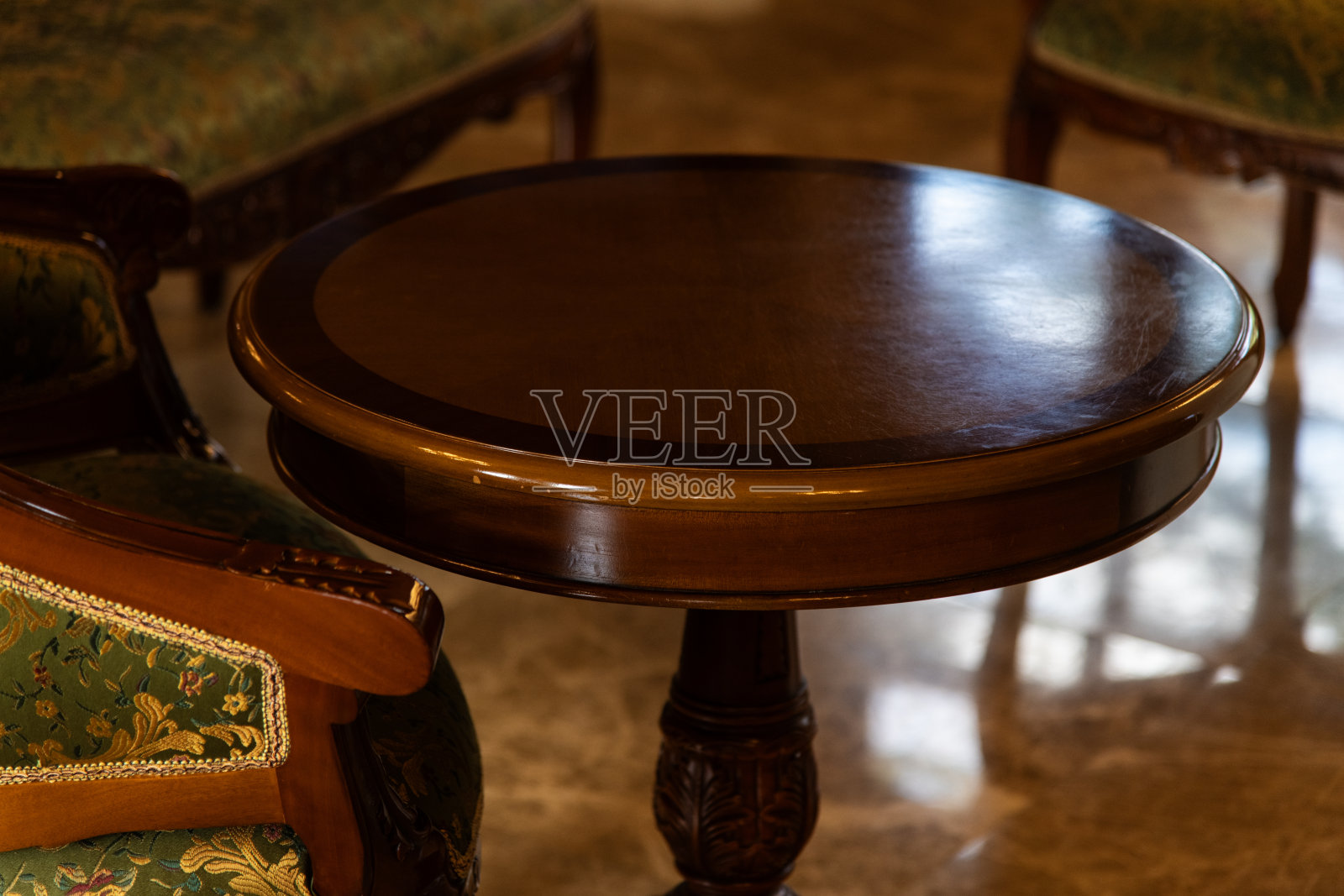 房间里的圆形木桌照片摄影图片