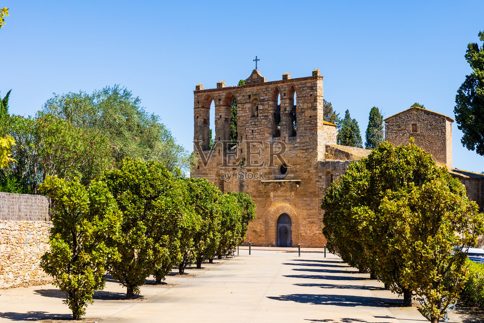 西班牙佩拉塔拉达中世纪村庄的圣埃斯特瓦教堂照片摄影图片