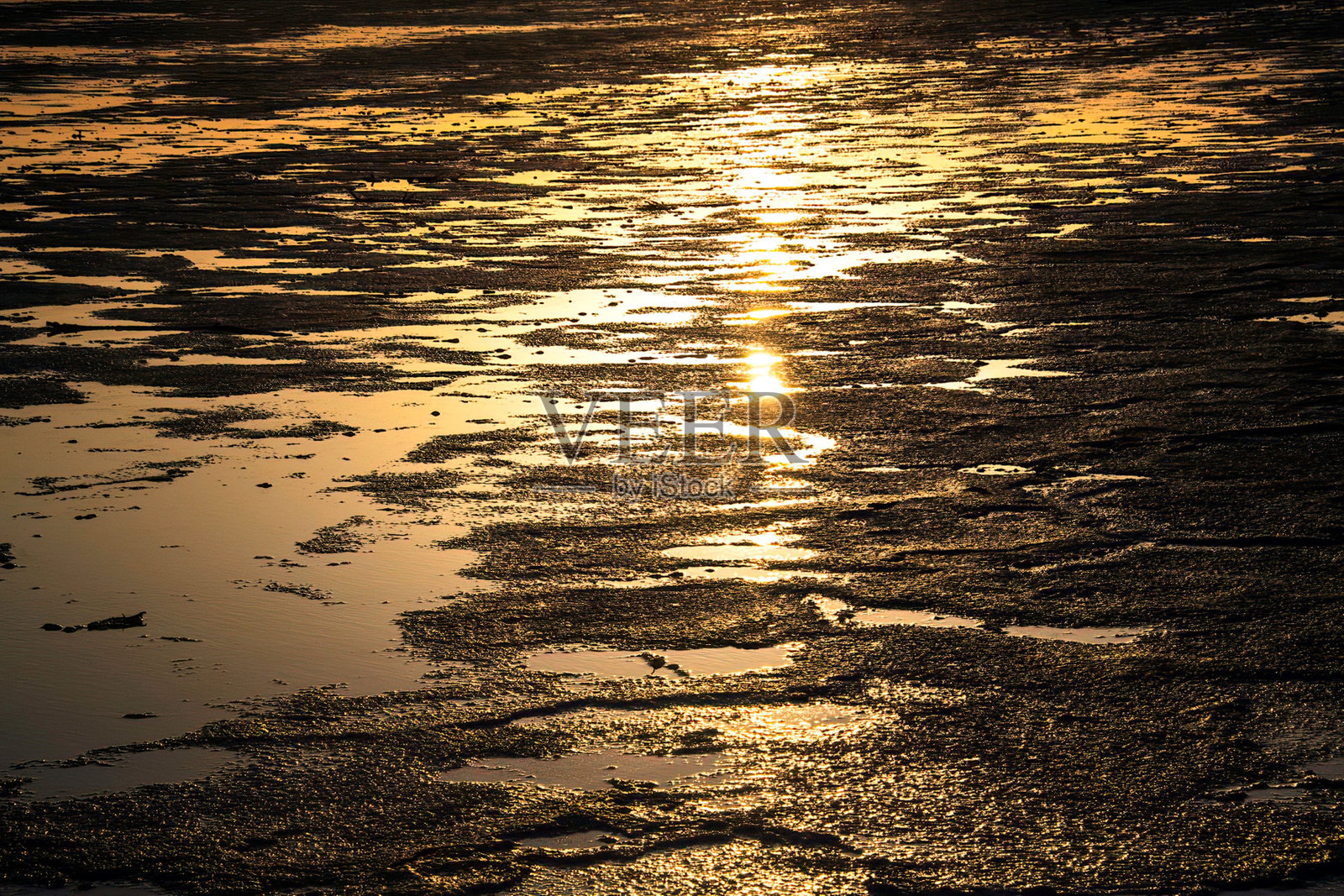 埃塞俄比亚盐湖上的日落照片摄影图片