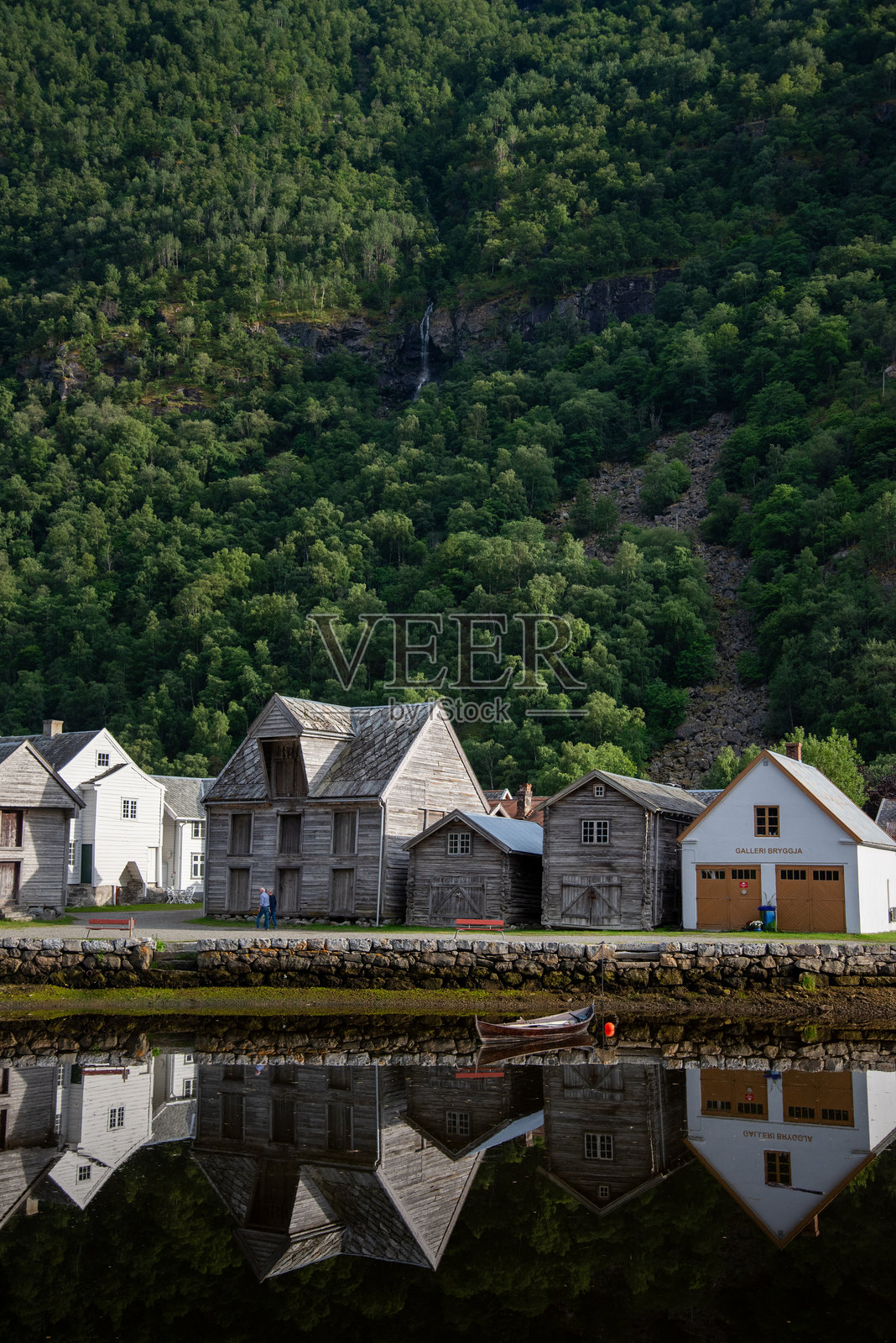 挪威维斯特兰县莱尔达尔市的风景如画的莱尔达尔索伊里村传统木屋。照片摄影图片