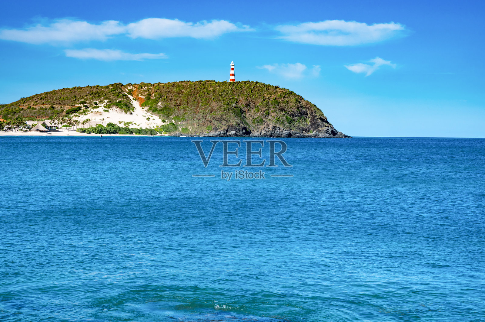 灯塔位于俯瞰海洋的山丘上照片摄影图片