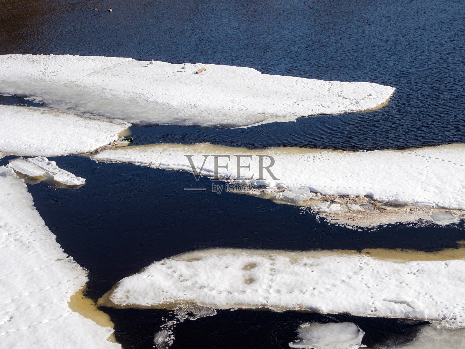 河流上融化的冰块风景照片摄影图片