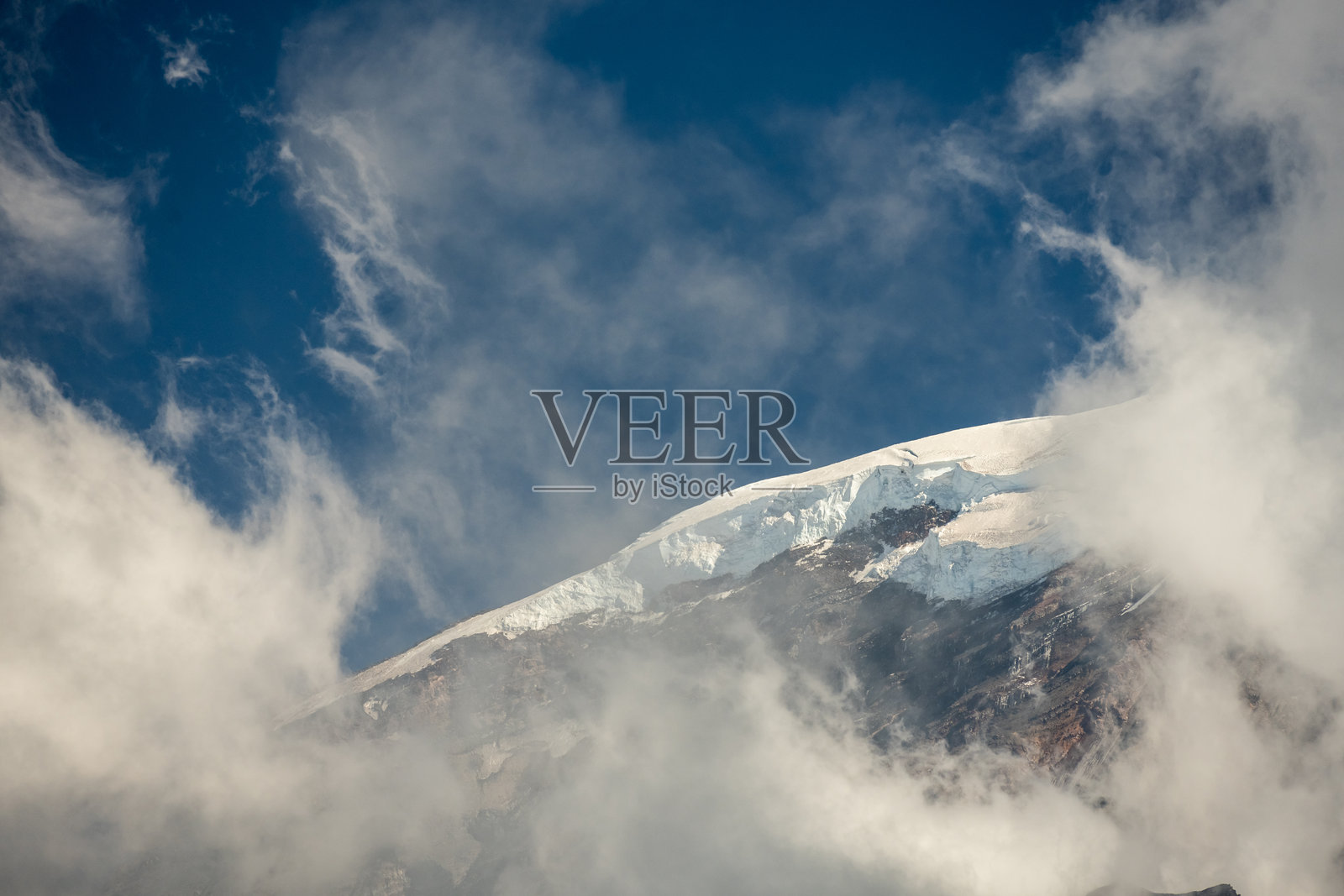 云雾在雷尼尔山的冰川上舞动照片摄影图片