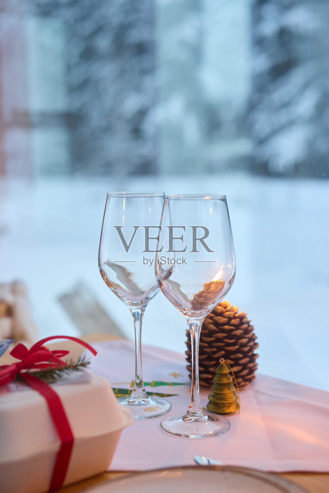 优雅的冬季庆祝活动，配有香槟酒杯和美丽的礼物。照片摄影图片