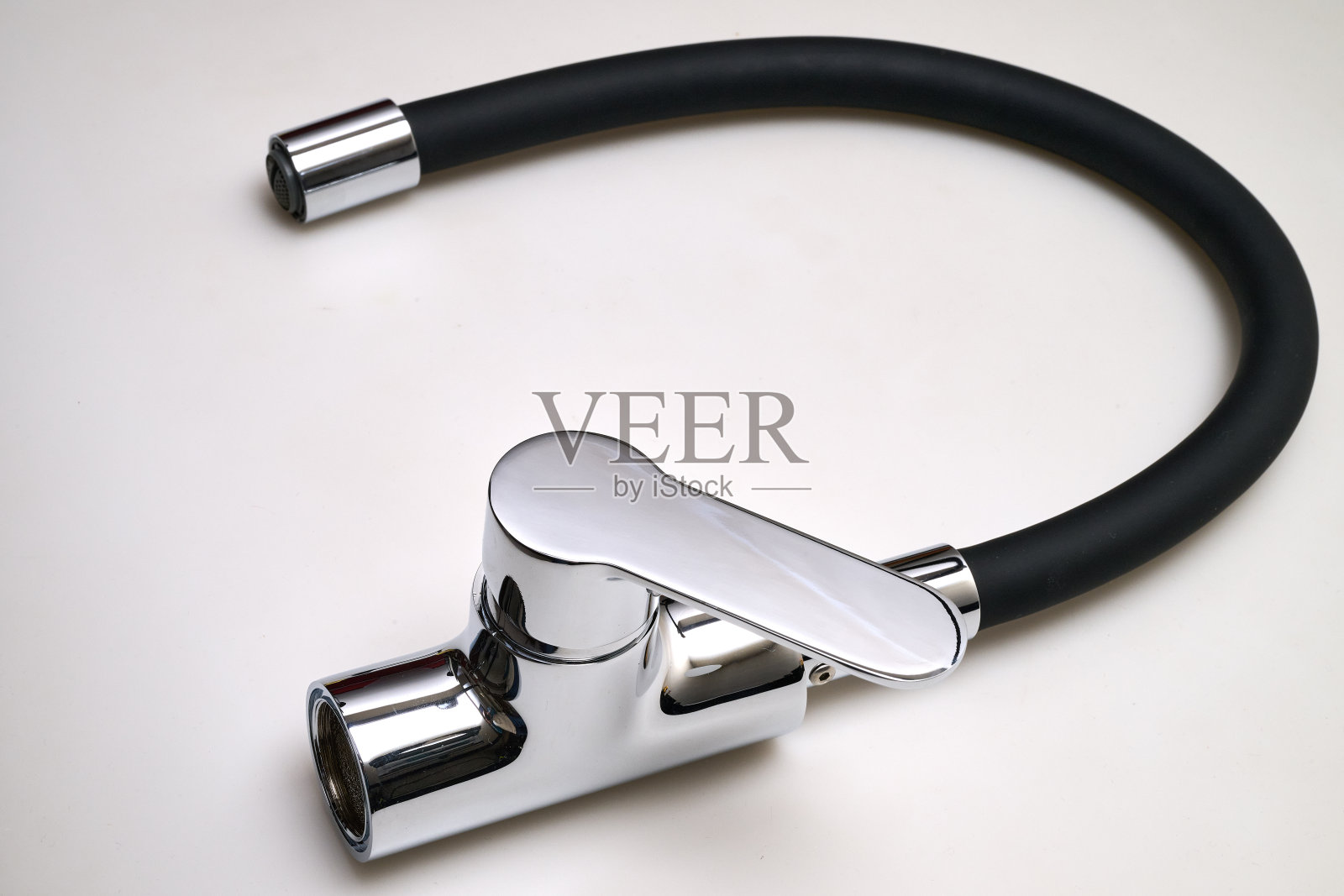 黑色喷嘴单把手水槽混合龙头，镀铬节水设计照片摄影图片