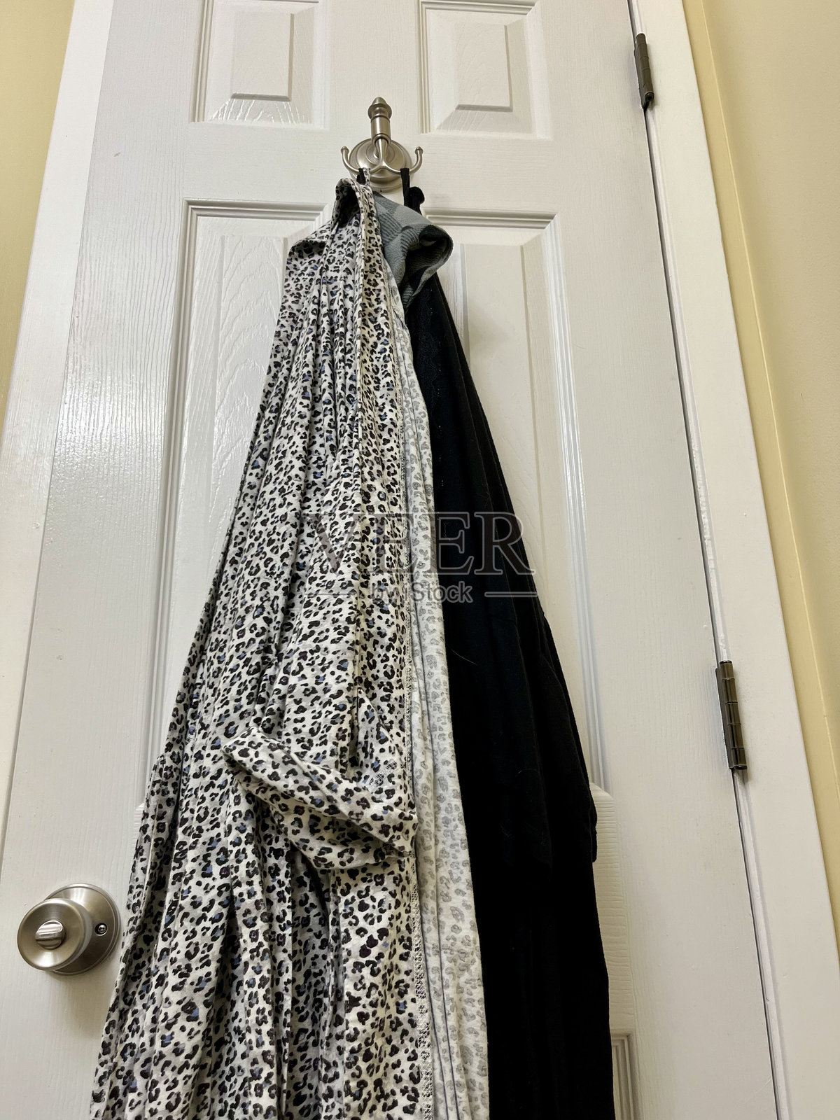 悬挂的浴袍照片摄影图片