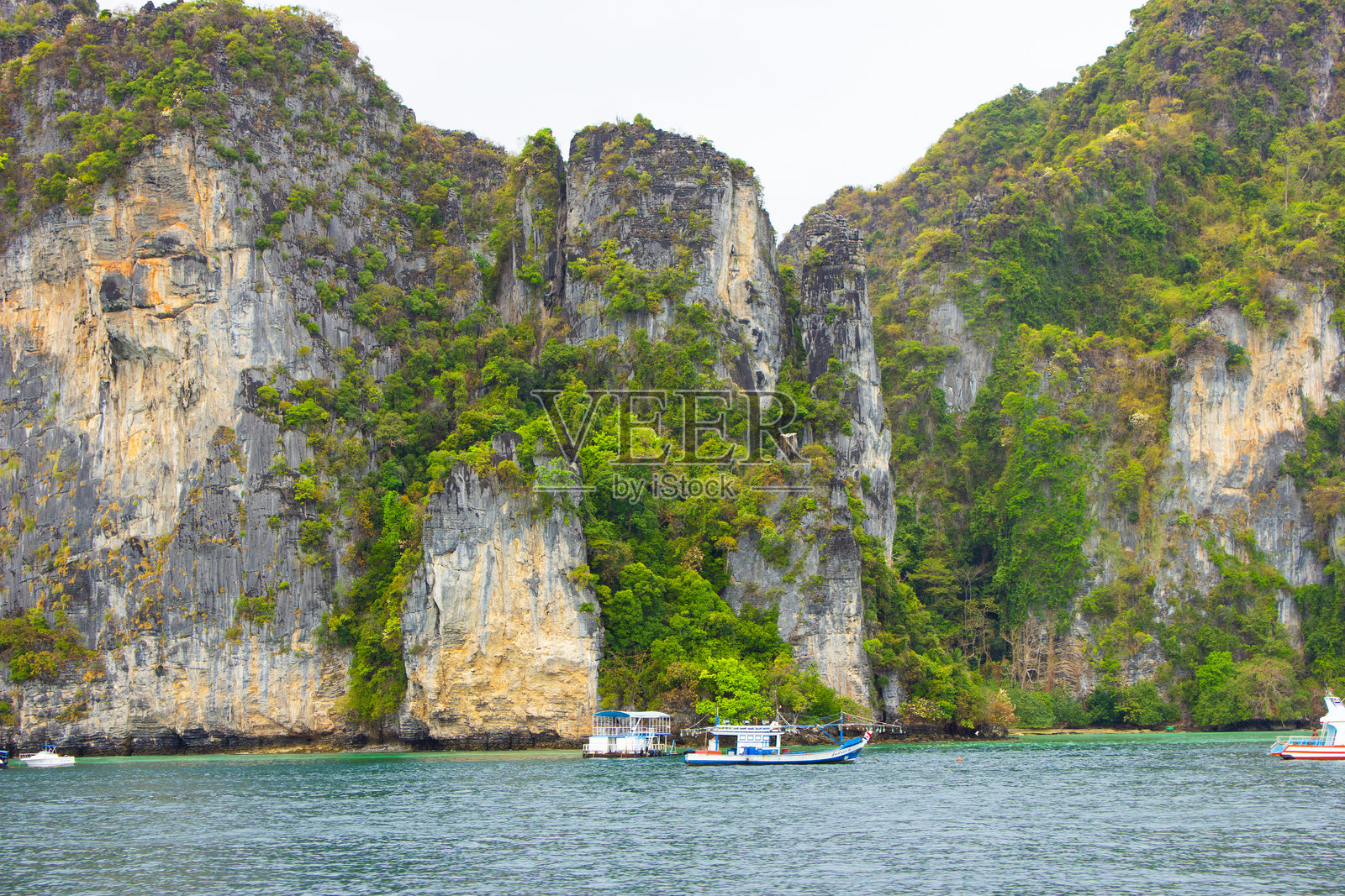 泰国海上船只与岩石相对照片摄影图片