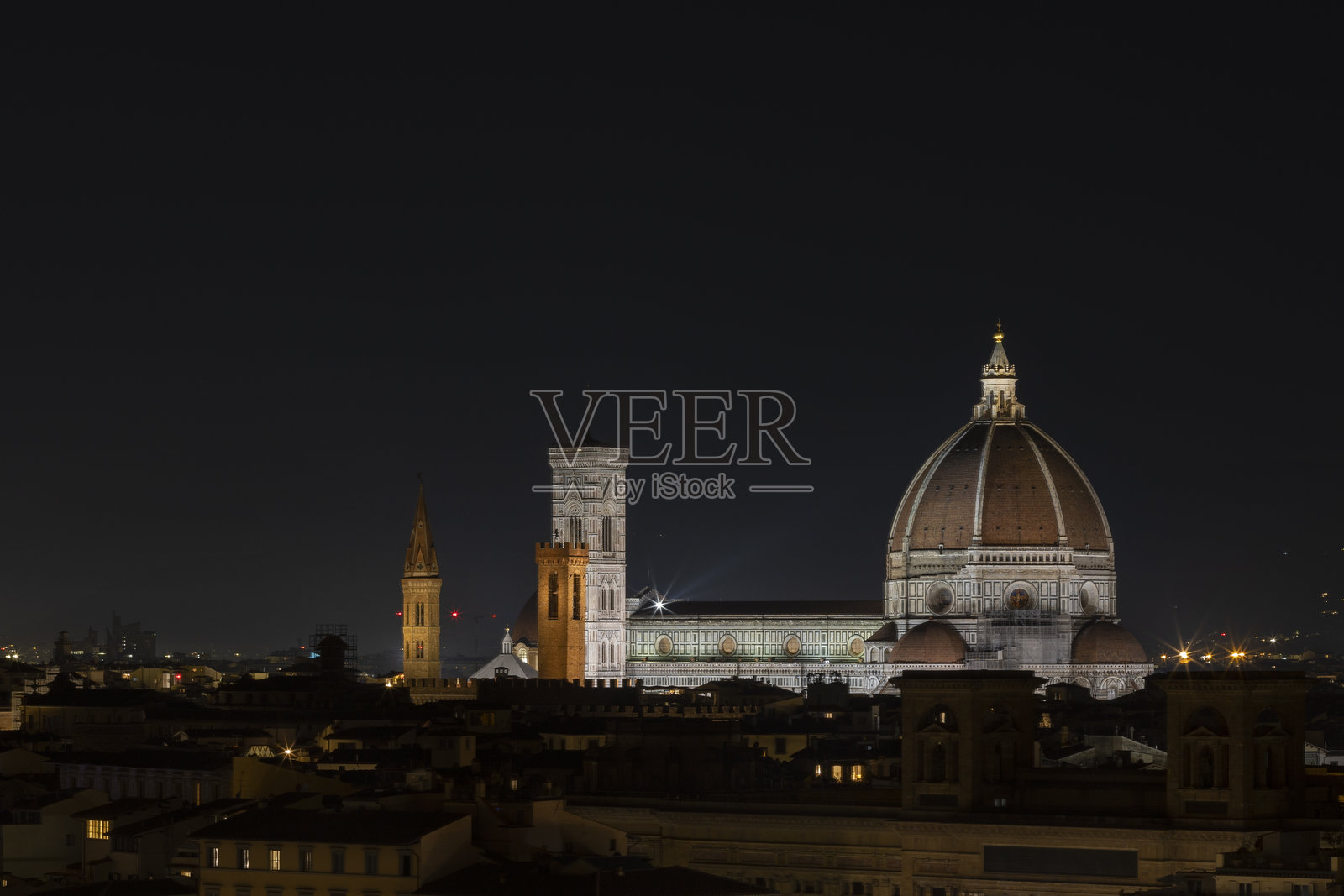 这幅图展示了佛罗伦萨令人惊叹的夜景全景，突显了圣母百花大教堂（伊尔杜omo）。照片摄影图片