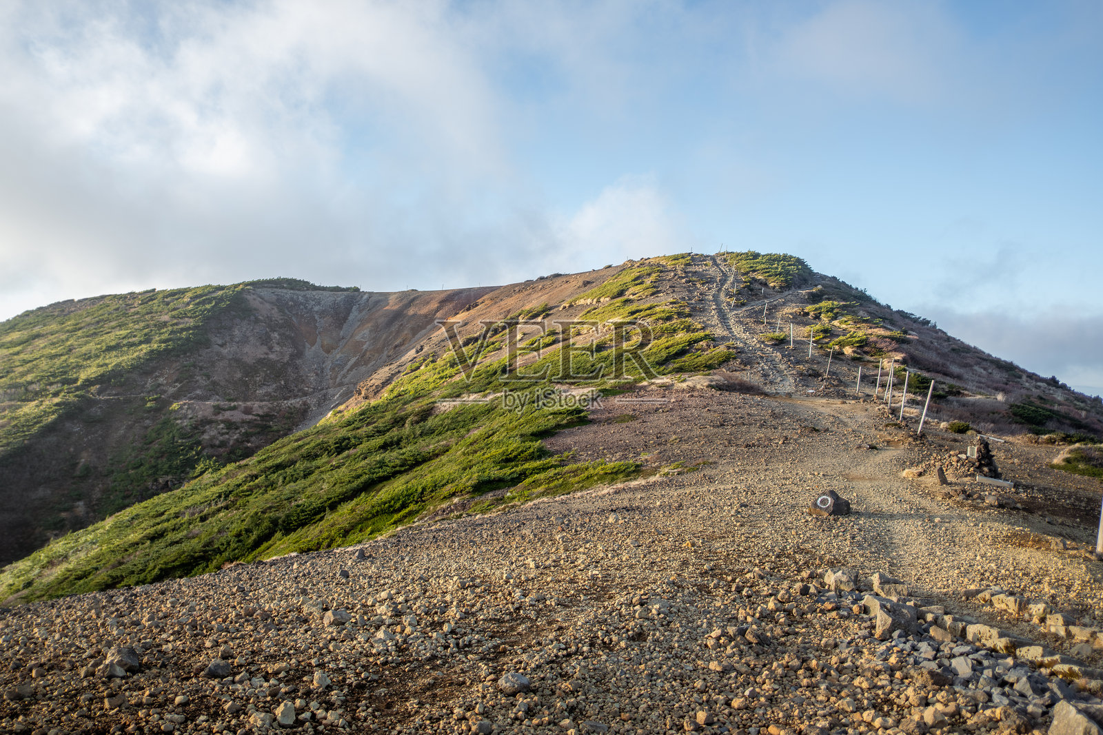 日本山形的造山，岩石地形与绿意盎然的山景。照片摄影图片