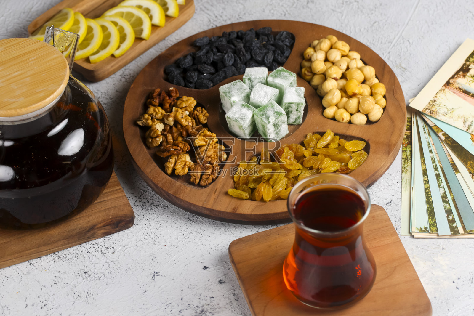 清新的茶与各种小吃和甜点在舒适的环境中享用照片摄影图片