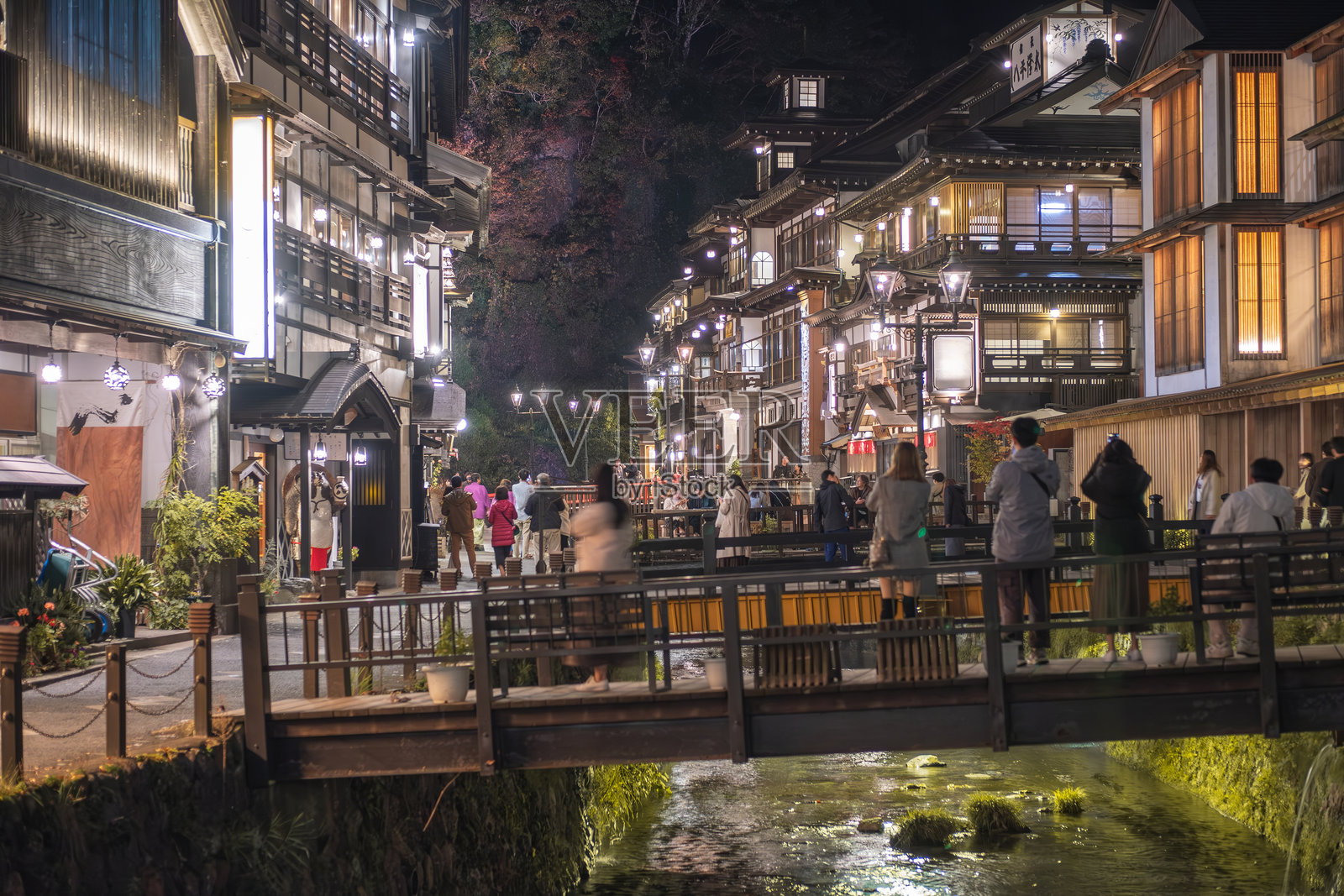 日本山形的银山温泉，夜晚街景，传统建筑与桥梁。照片摄影图片