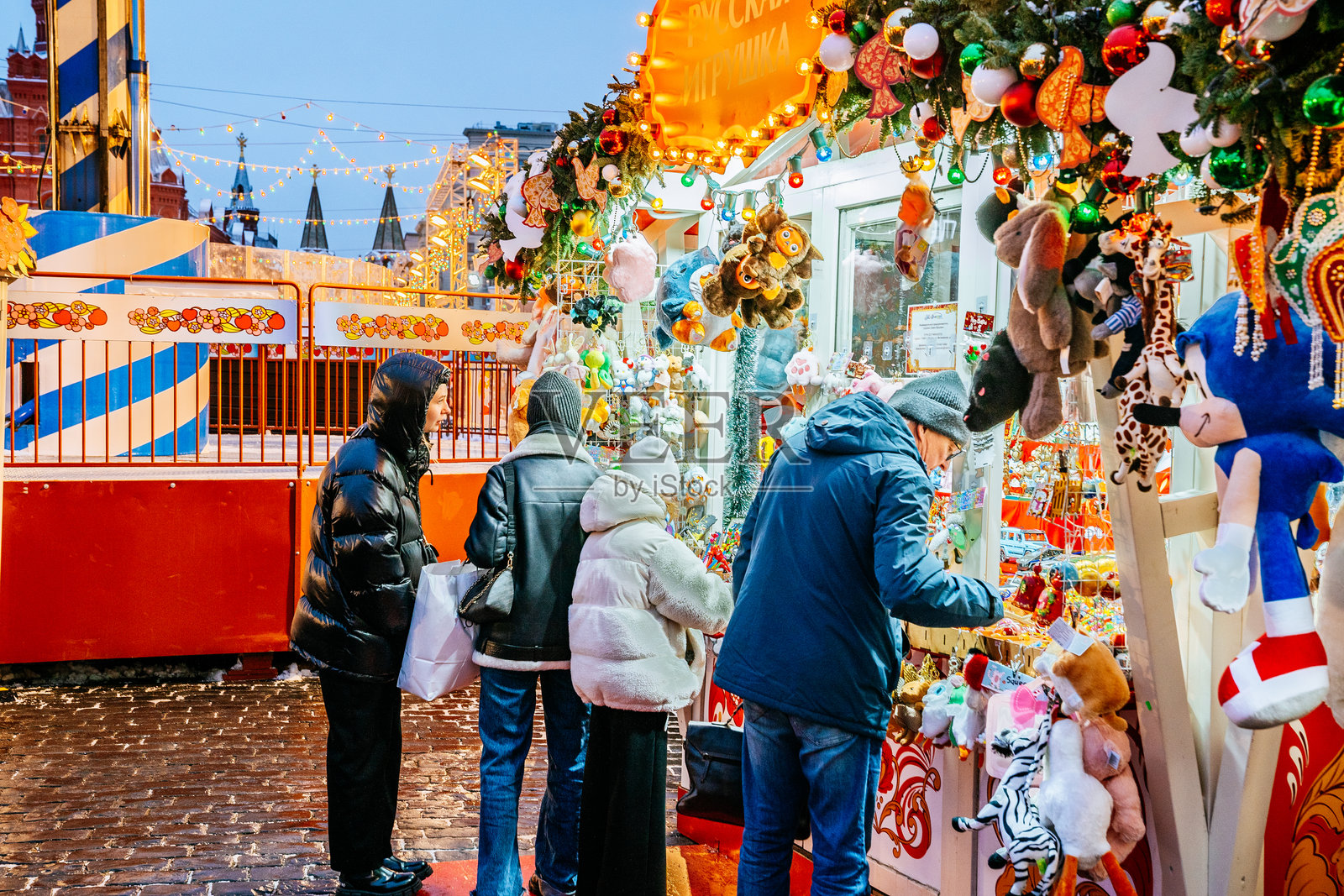 莫斯科红场的玩具展览和节日圣诞市场摊位，吸引了众多游客。照片摄影图片