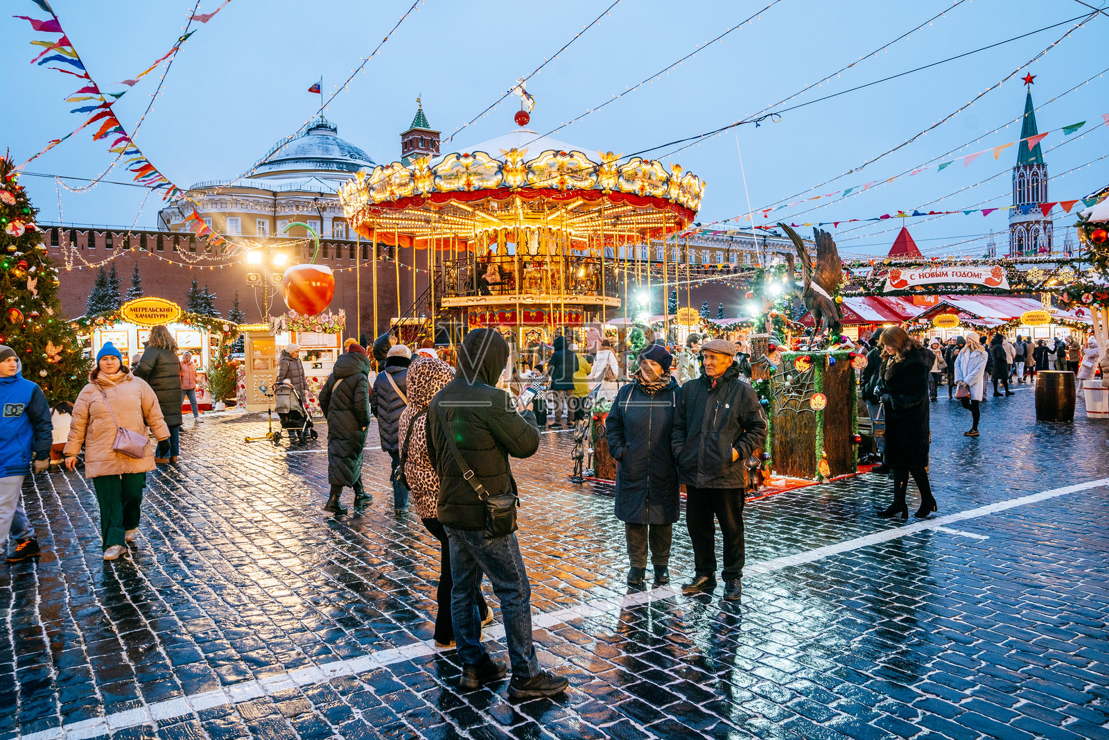 莫斯科红场的夜间散步，展现了圣诞旋转木马和节日装饰。照片摄影图片